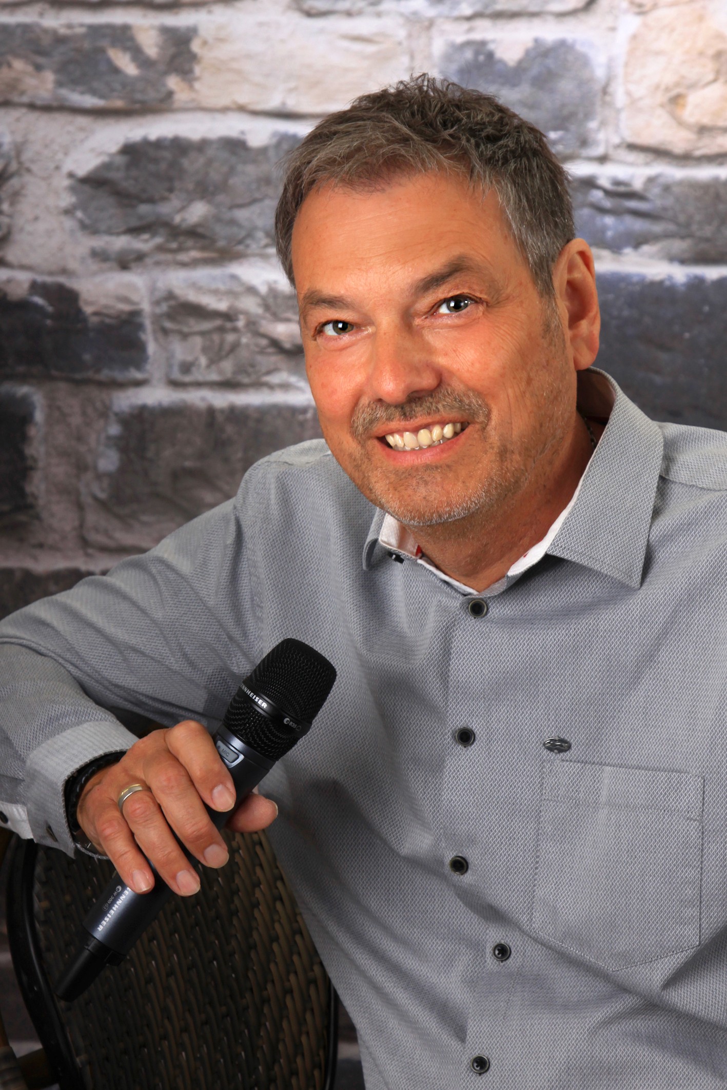 Jürgen mit Mikrofon als DJ und Moderator, symphatisch, professionell