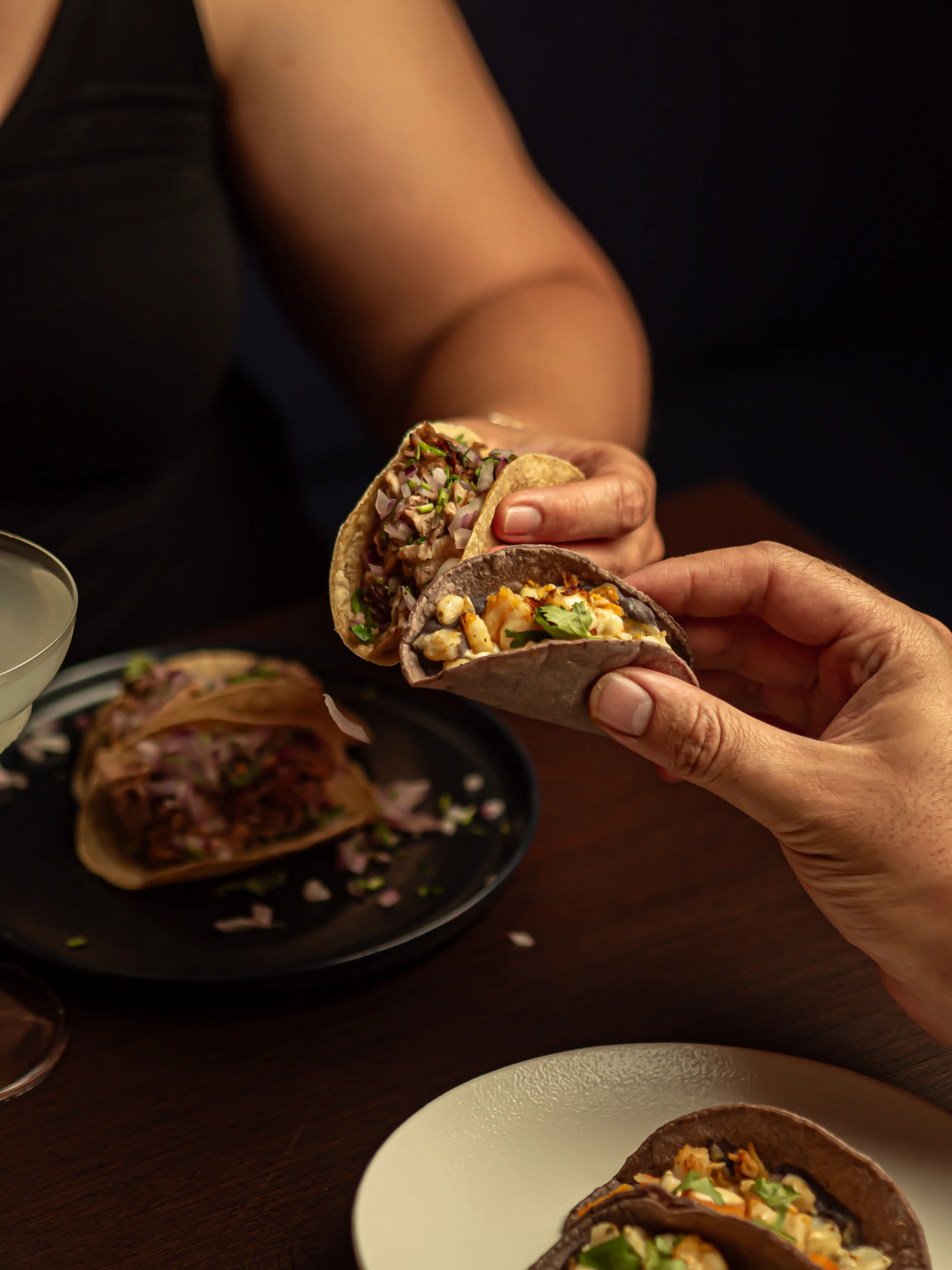 Clientes compartiendo tacos de carnitas y milpa en Piñata Cantina, Taco Tuesday Barcelona