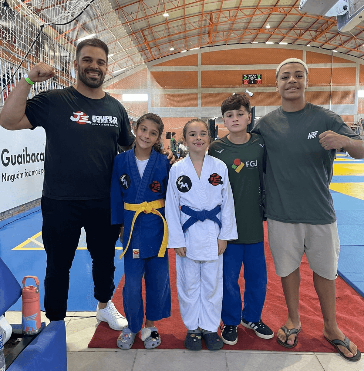 Alunos do Jardim II da Escola Santa Mônica participam de atividade do projeto Astroalfa explorando a letra A.