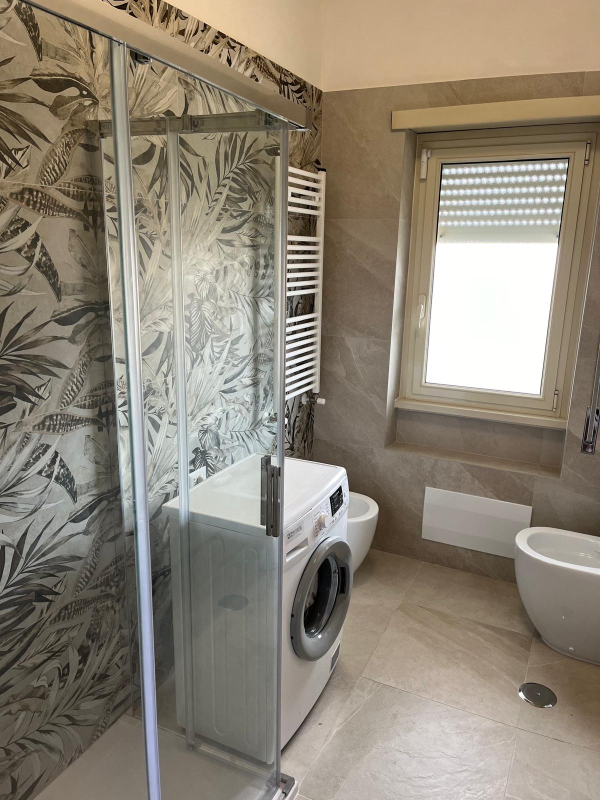 Bagno anni 60 con maioliche rosa e vasca da bagno a roma san giovanni