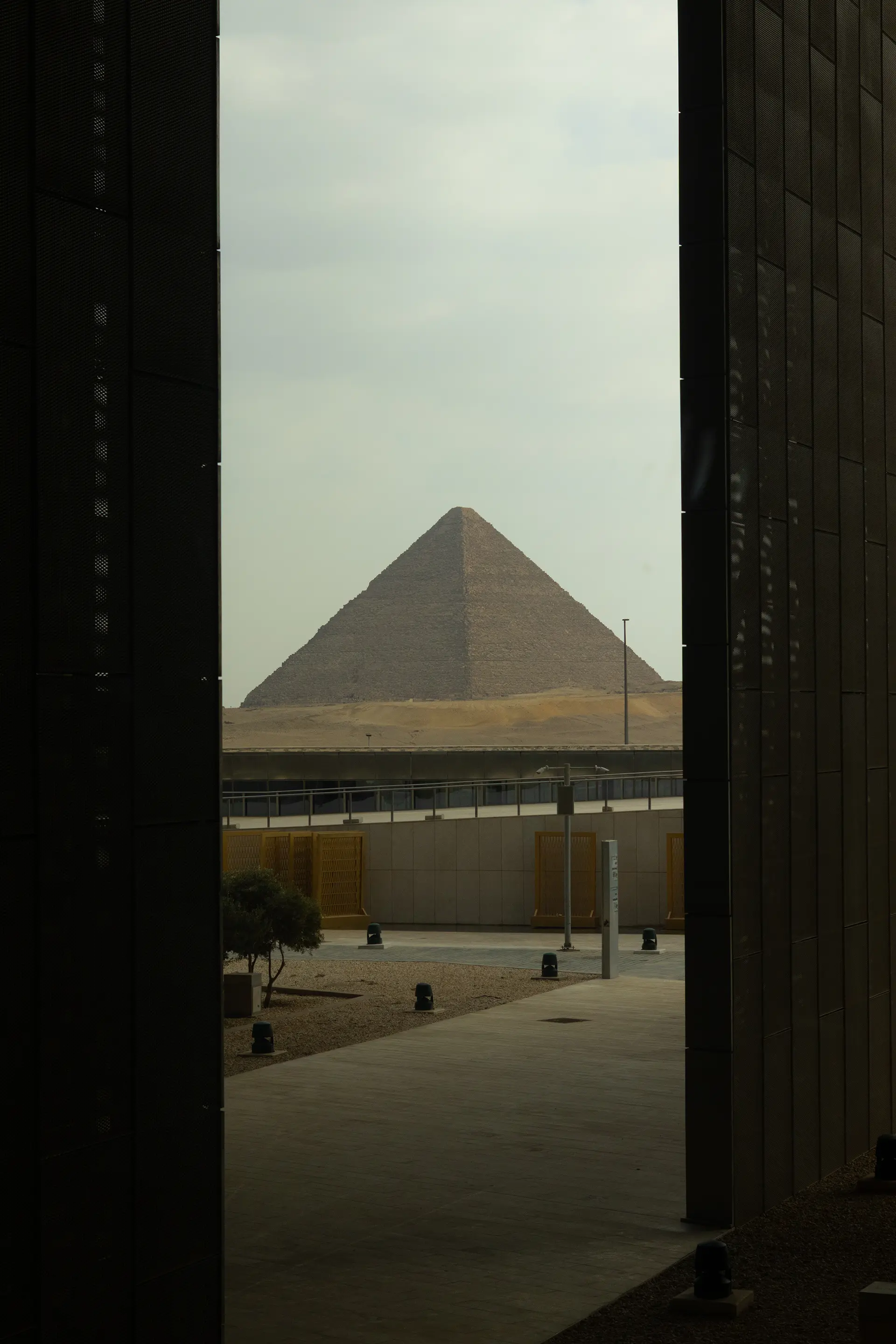 Yannik talks to ceramic artist Dai about the design of a mug