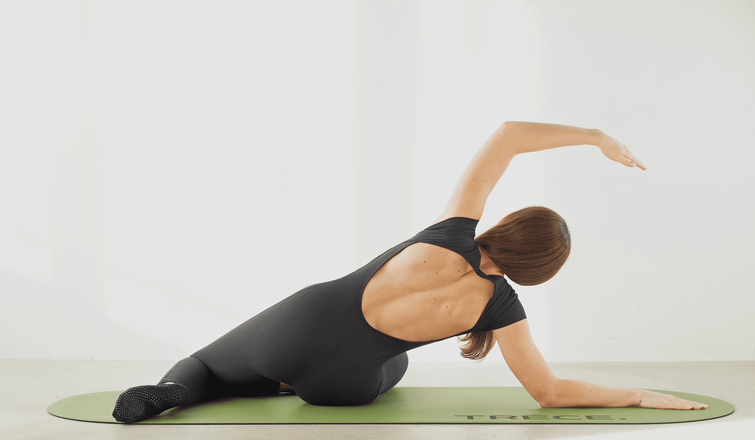 Kobieta ćwicząca pilates na macie