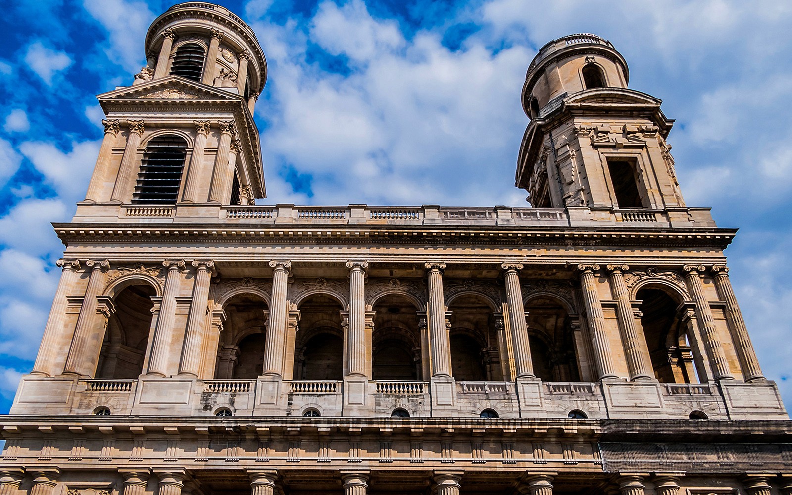 在圣日耳曼德普雷的导览徒步游中，欣赏圣叙尔皮斯教堂的立面。