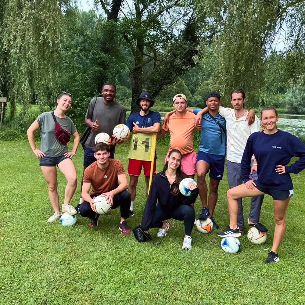 Photo d'équipe en fin d'une partie de foot golf au domaine de la brame entre amis étudiants proche de sarlat, jolie petite famille