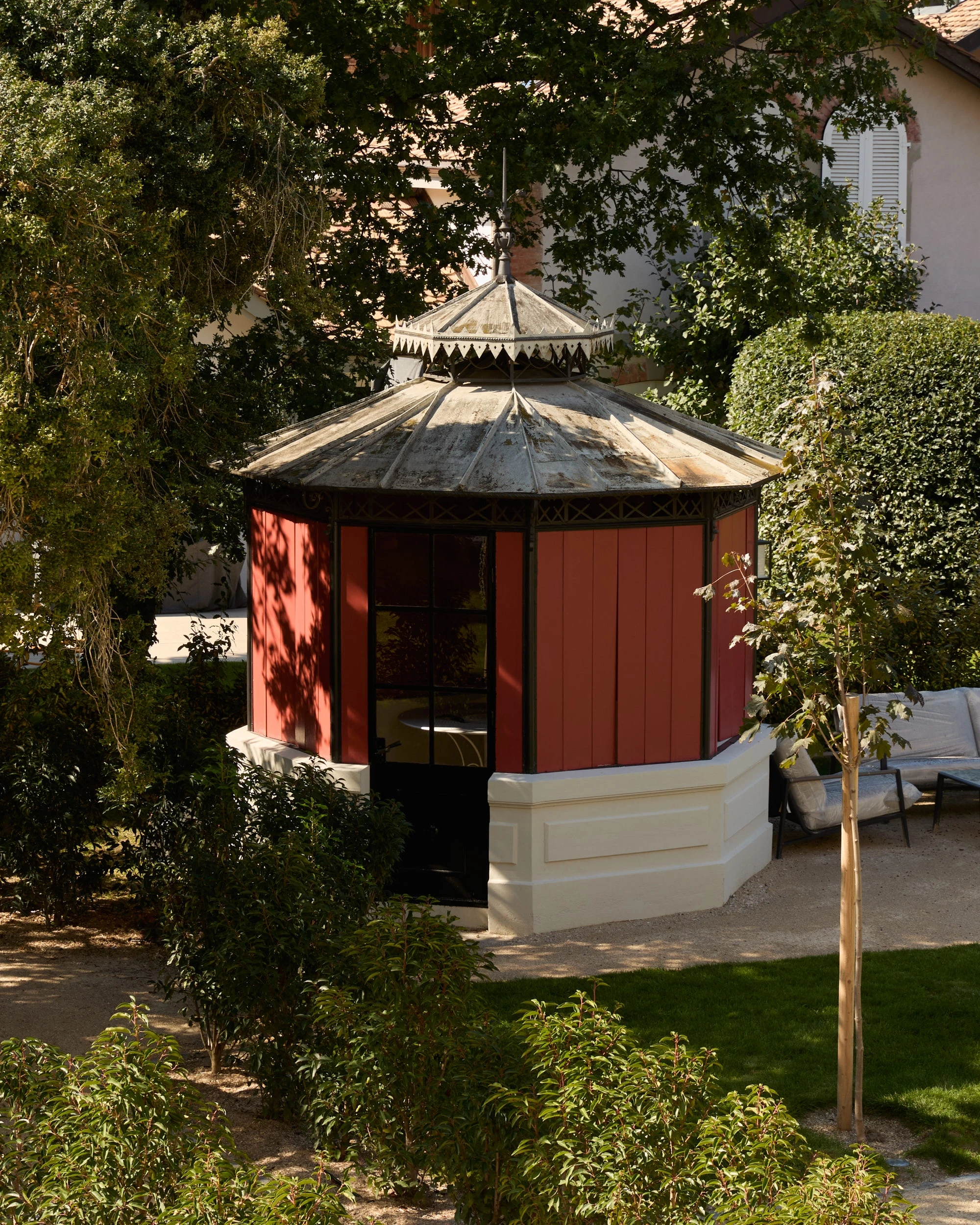 Pavillon de jardin de style Louisiane dans le parc historique du Château de Saint-Prex, vu sous un autre angle, élément remarquable du domaine au bord du lac Léman.