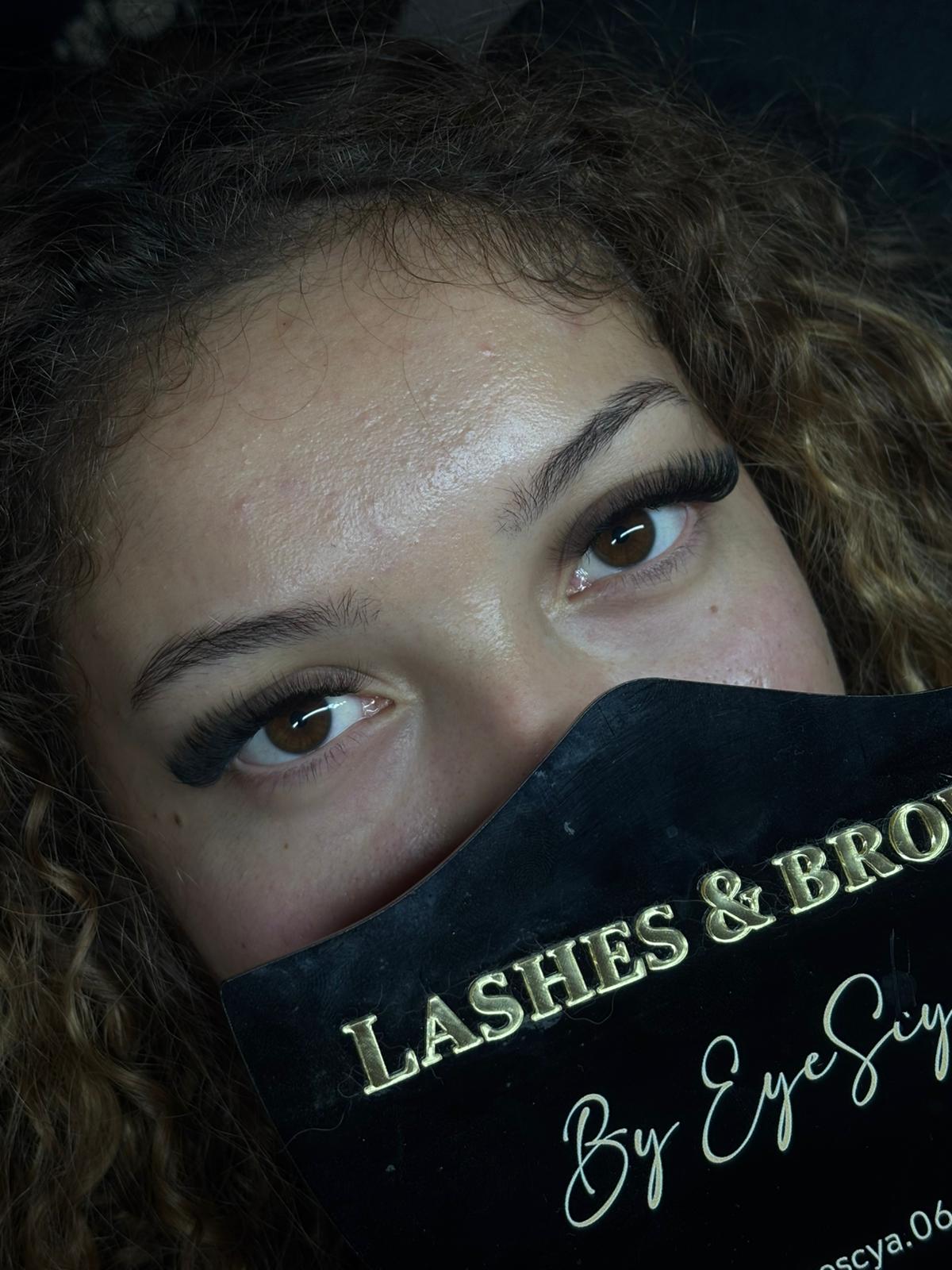 Pose d’extensions de cils volume sur œil marron – résultat dense et élégant, réalisé par EyeScya experte en beauté du regard à Cannes.