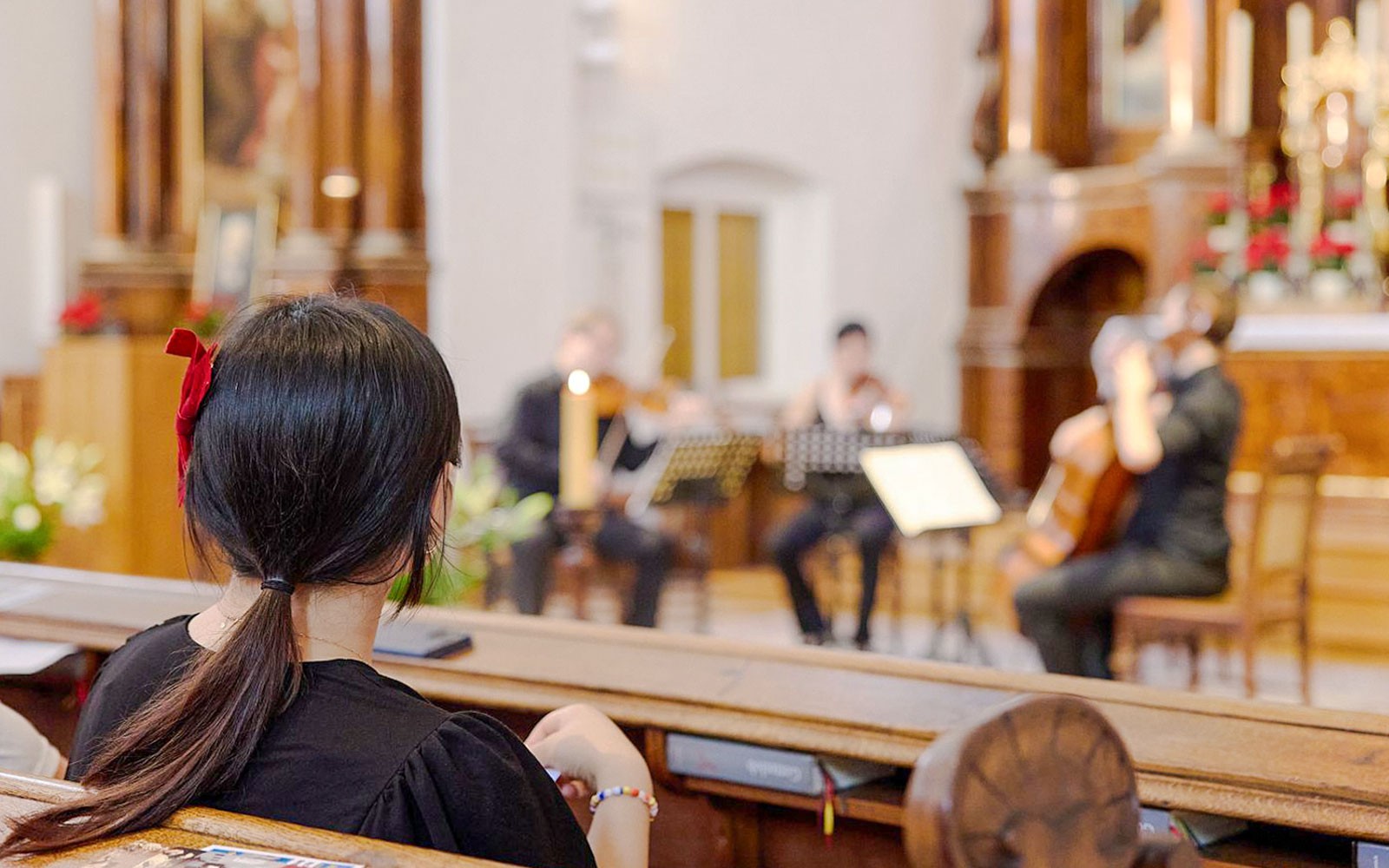观众在维也纳小修道院教堂观赏古典音乐会。