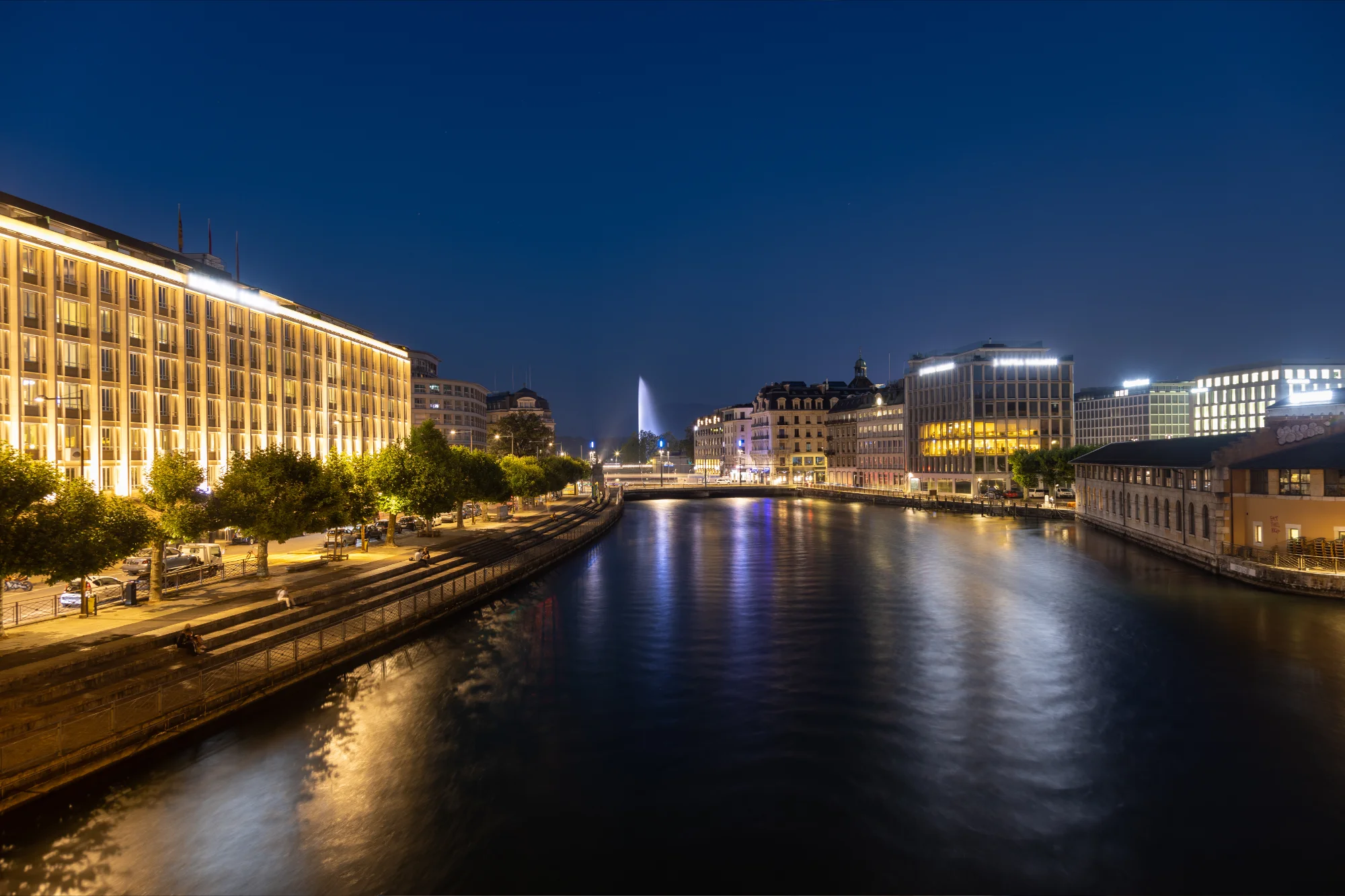 Ville de Genève illuminée en soirée lors des événements d'automne