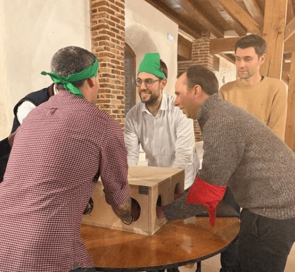 Vue d'un dîner dans un cabaret avec des invités assis autour de tables élégantes, regardant une performance sur scène, éclairée par des lumières tamisées.