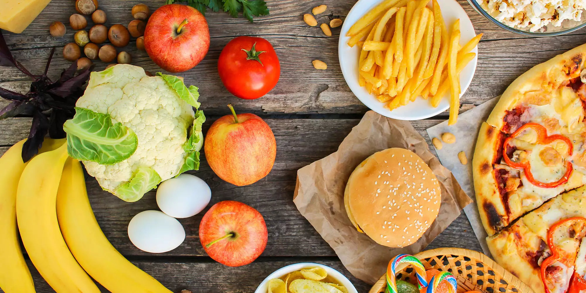 mesa cheia de alimentos