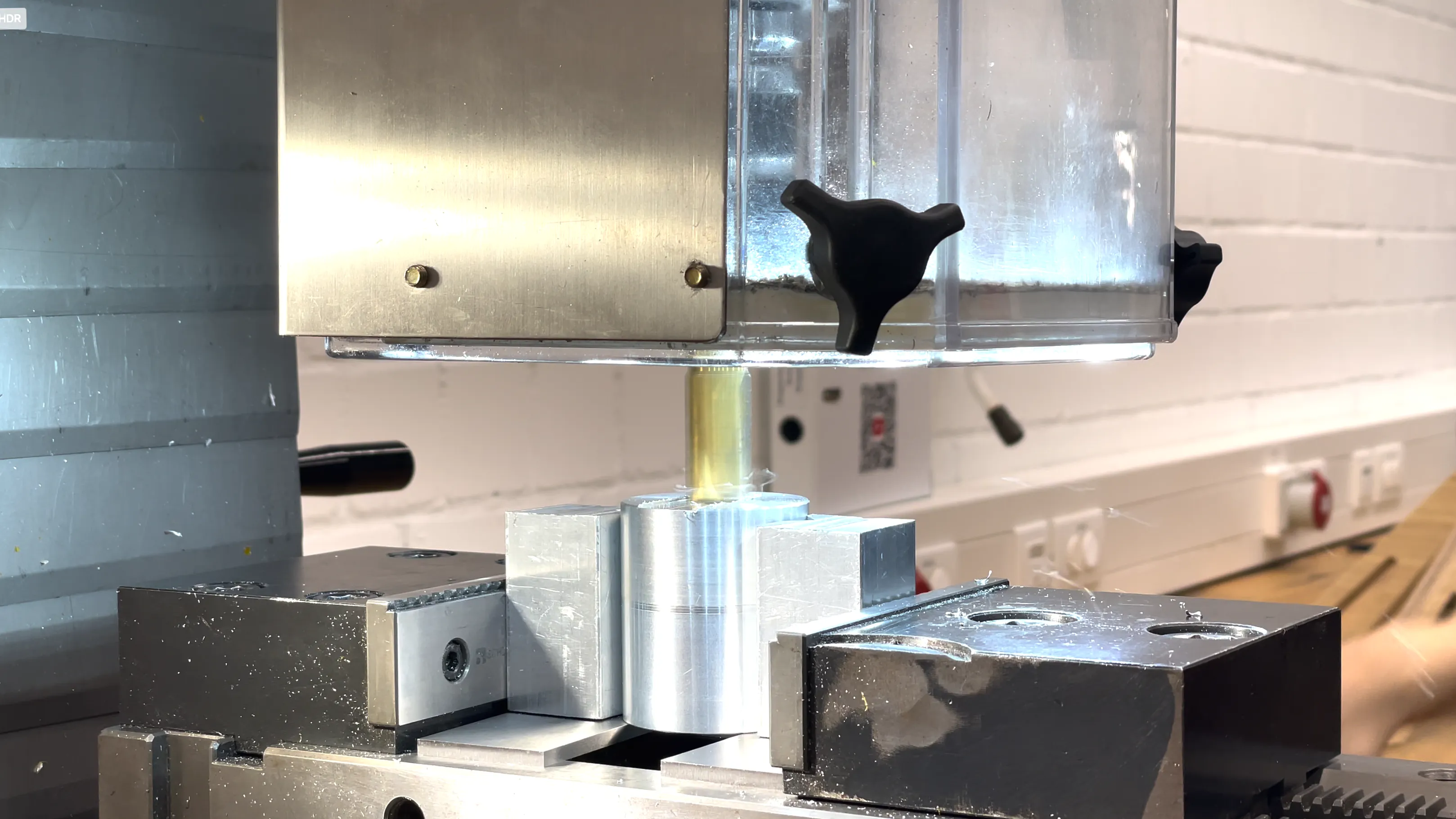 Foto einer Standfräse während der Arbeit