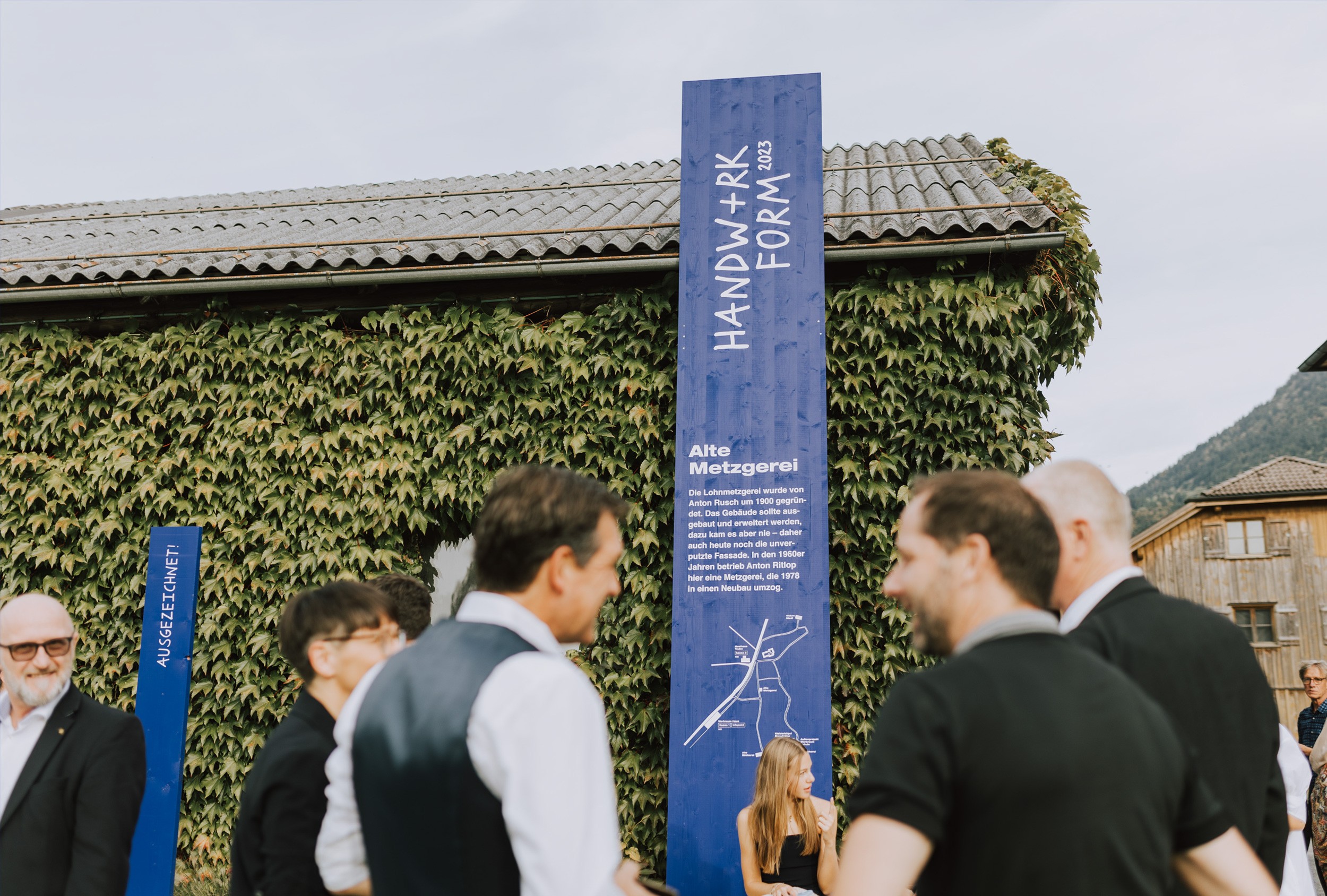 Außenansicht der Ausstellung mit klarer und ansprechender Beschriftung für die Veranstaltung Handwerk+Form 2023.