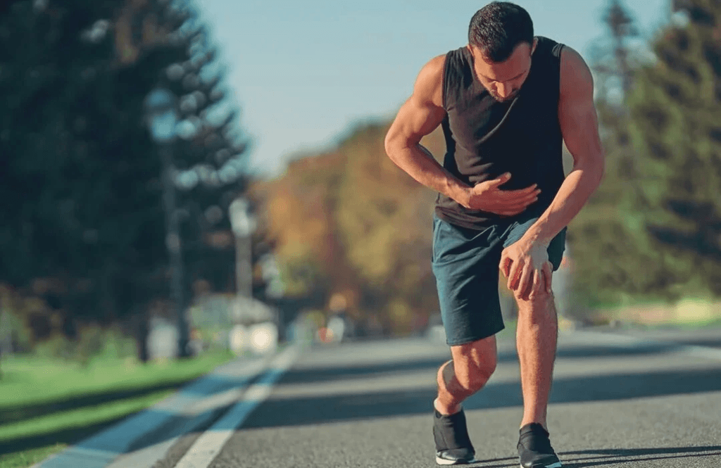 hombre en carrera con problemas estomacales