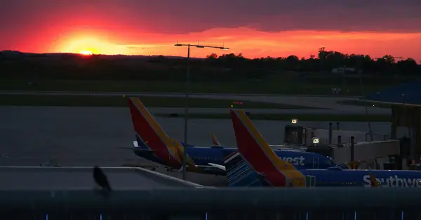 un aéroport et un coucher de soleil