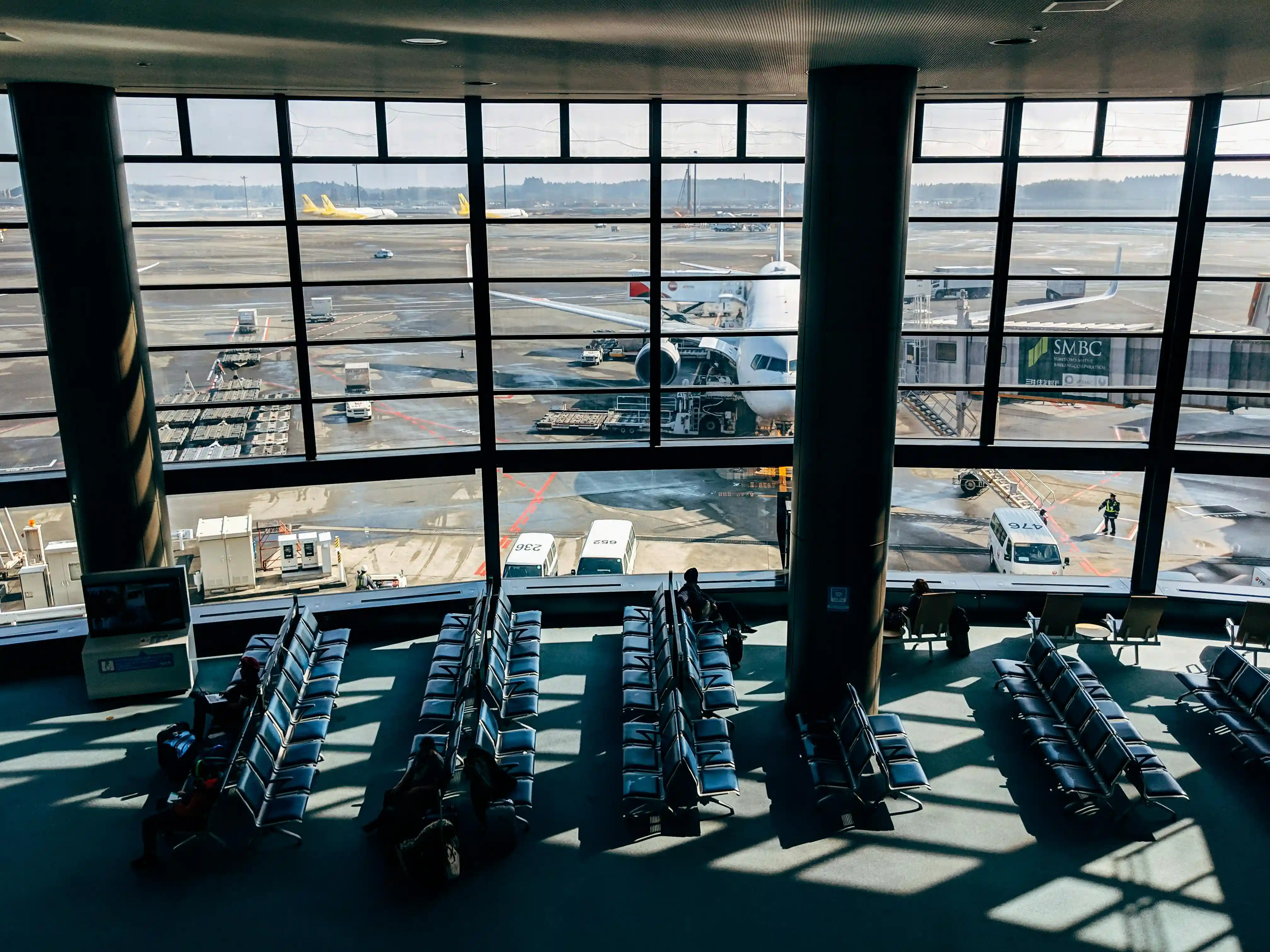 places assises et zone d'attente dans un aéroport