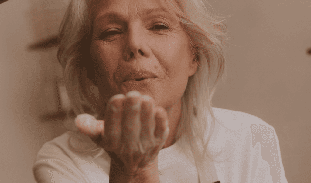 Zdjęcie kobiety przesyłającej buziaka