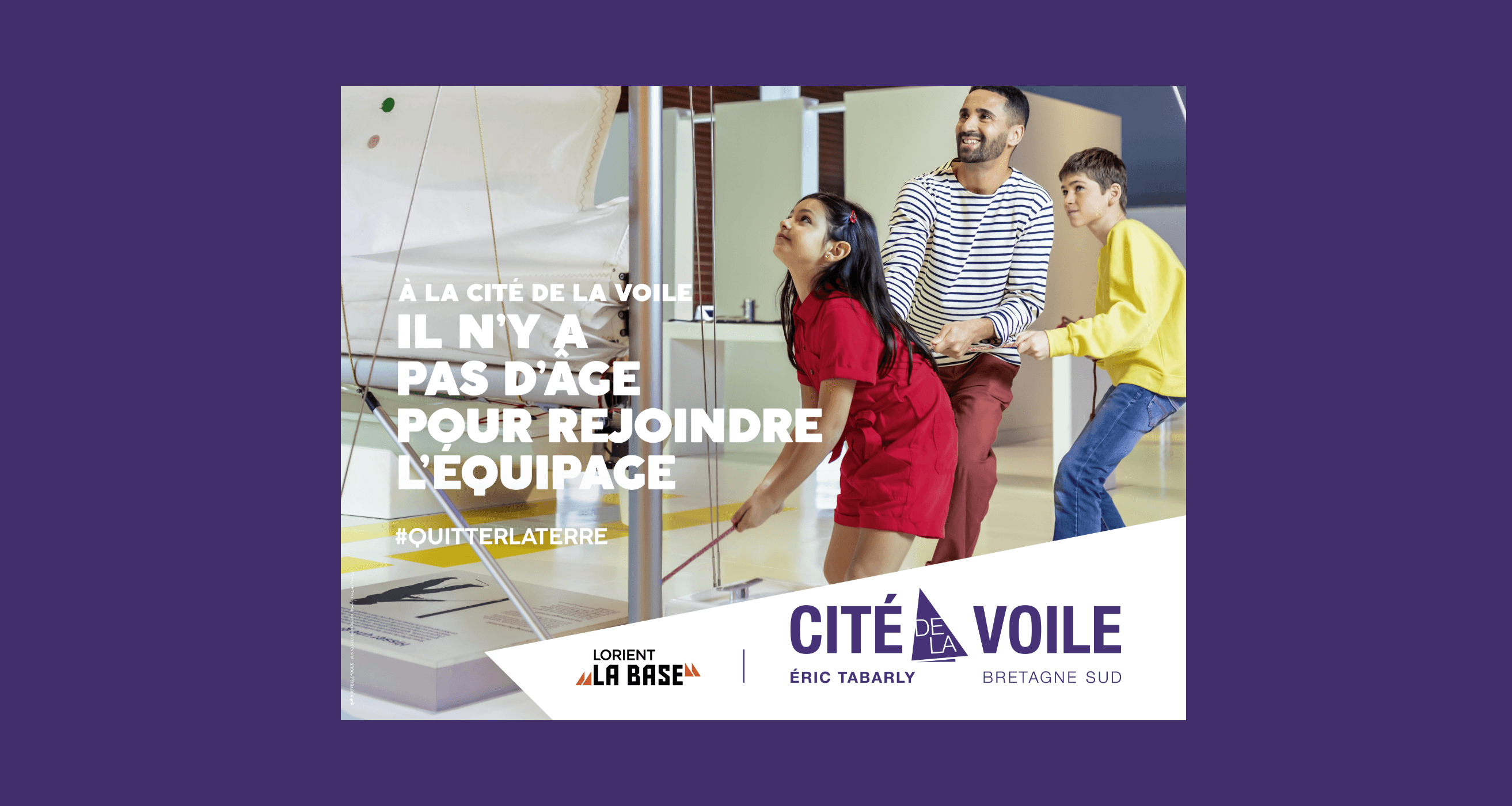 Affiche publicitaire montrant une famille en traind de s'amuser à la Cité de la voile