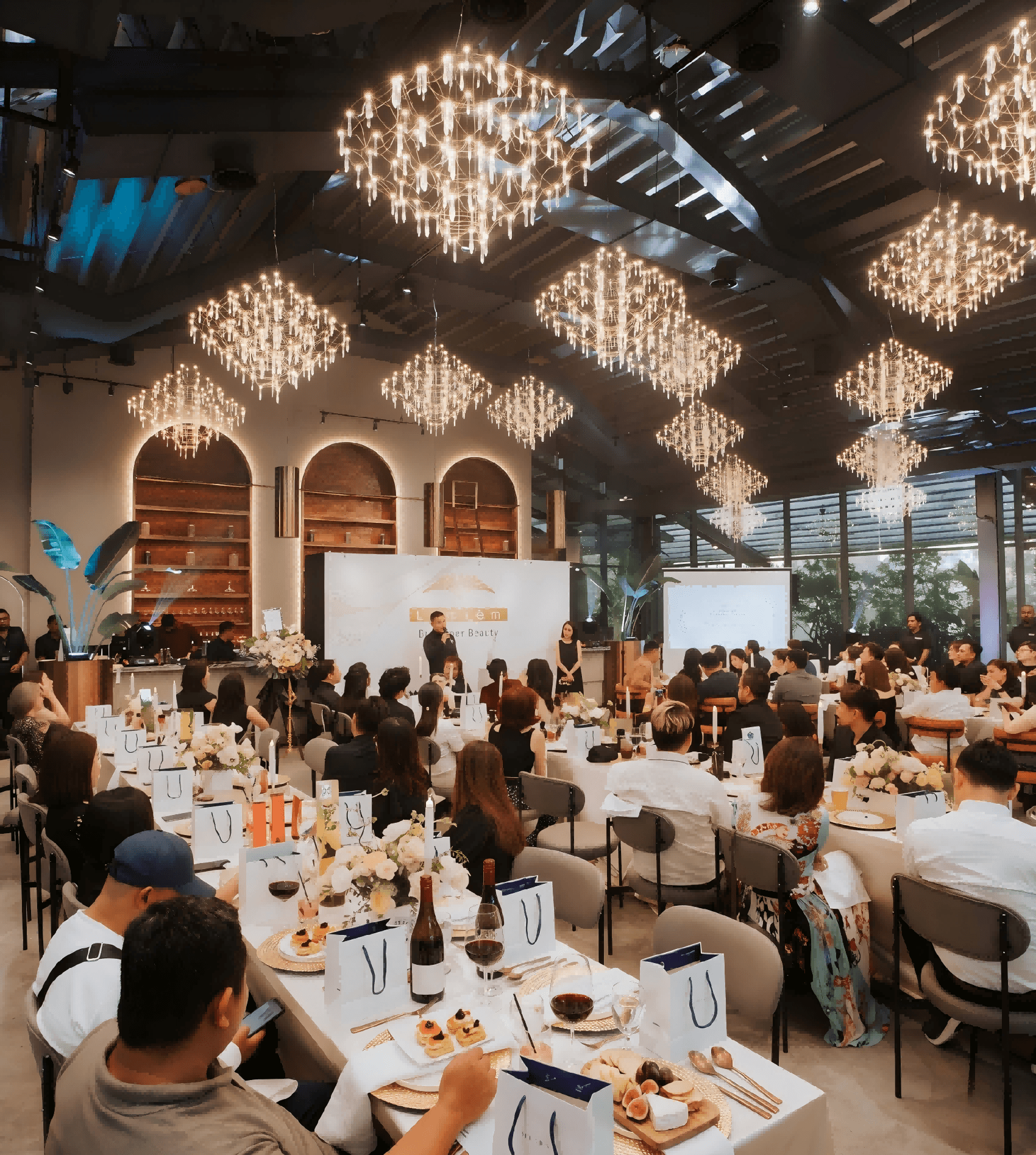 標準貴賓接待方案，適合15至60人合作夥伴與高端客戶活動，涵蓋全程接待策劃、場地主題佈置、迎賓簽到與座位安排 Standard VIP reception package for 15–60 guests, designed for partners and premium clients, covering full event planning, themed venue setup, check-in, seating and catering coordination 亞洲企業活動統籌 貴賓接待方案 高端客戶活動