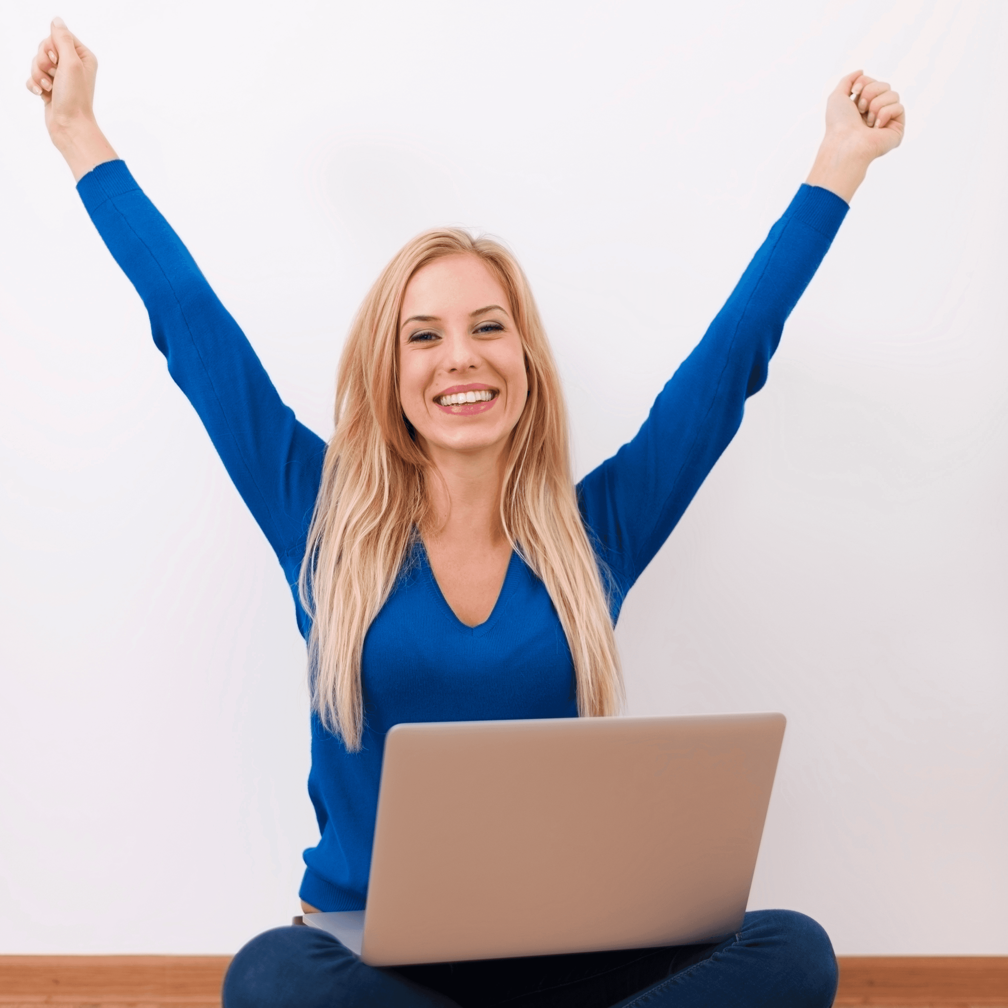 Een lachende mevrouw met een laptop