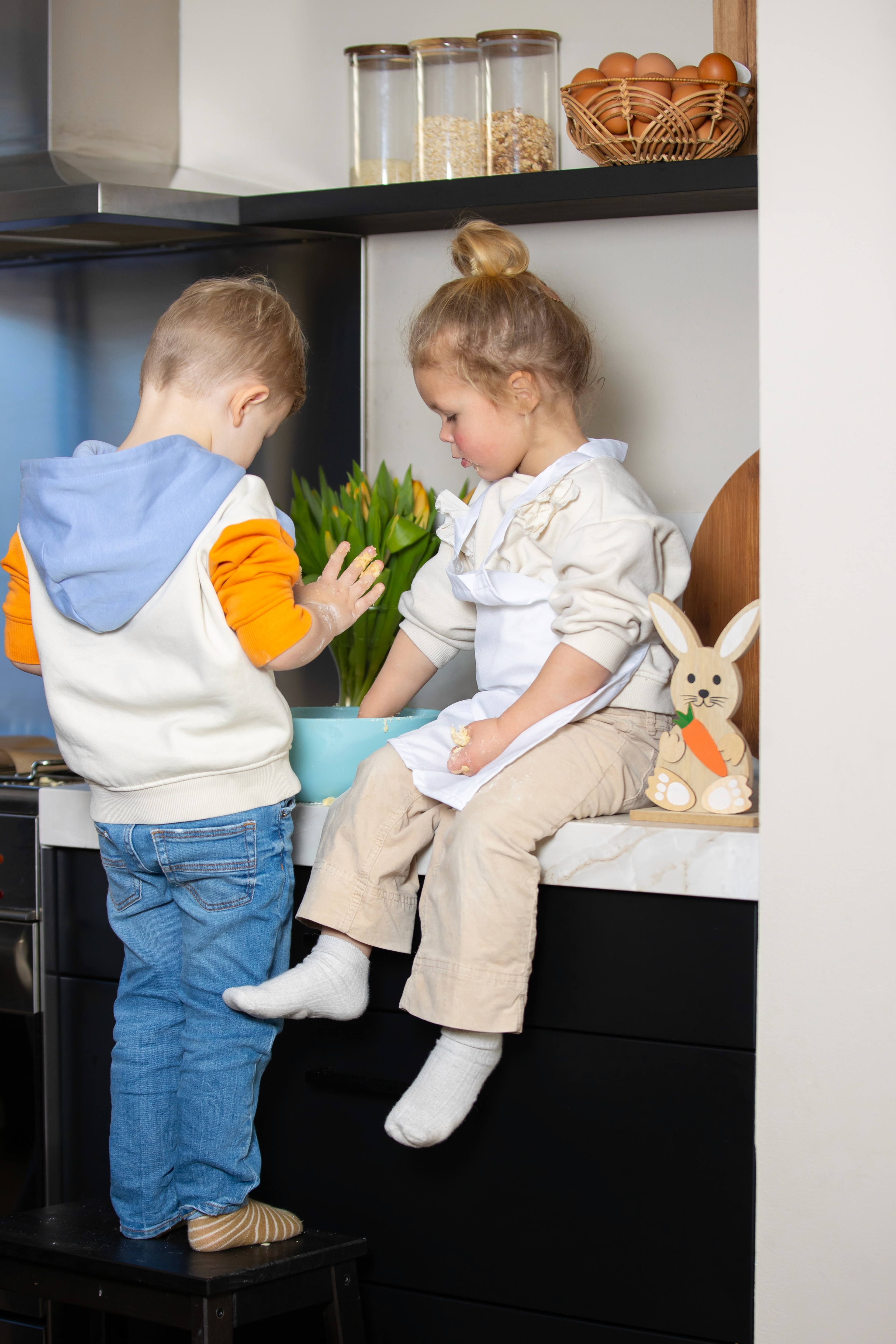 Samen het koekjesdeeg kneden.