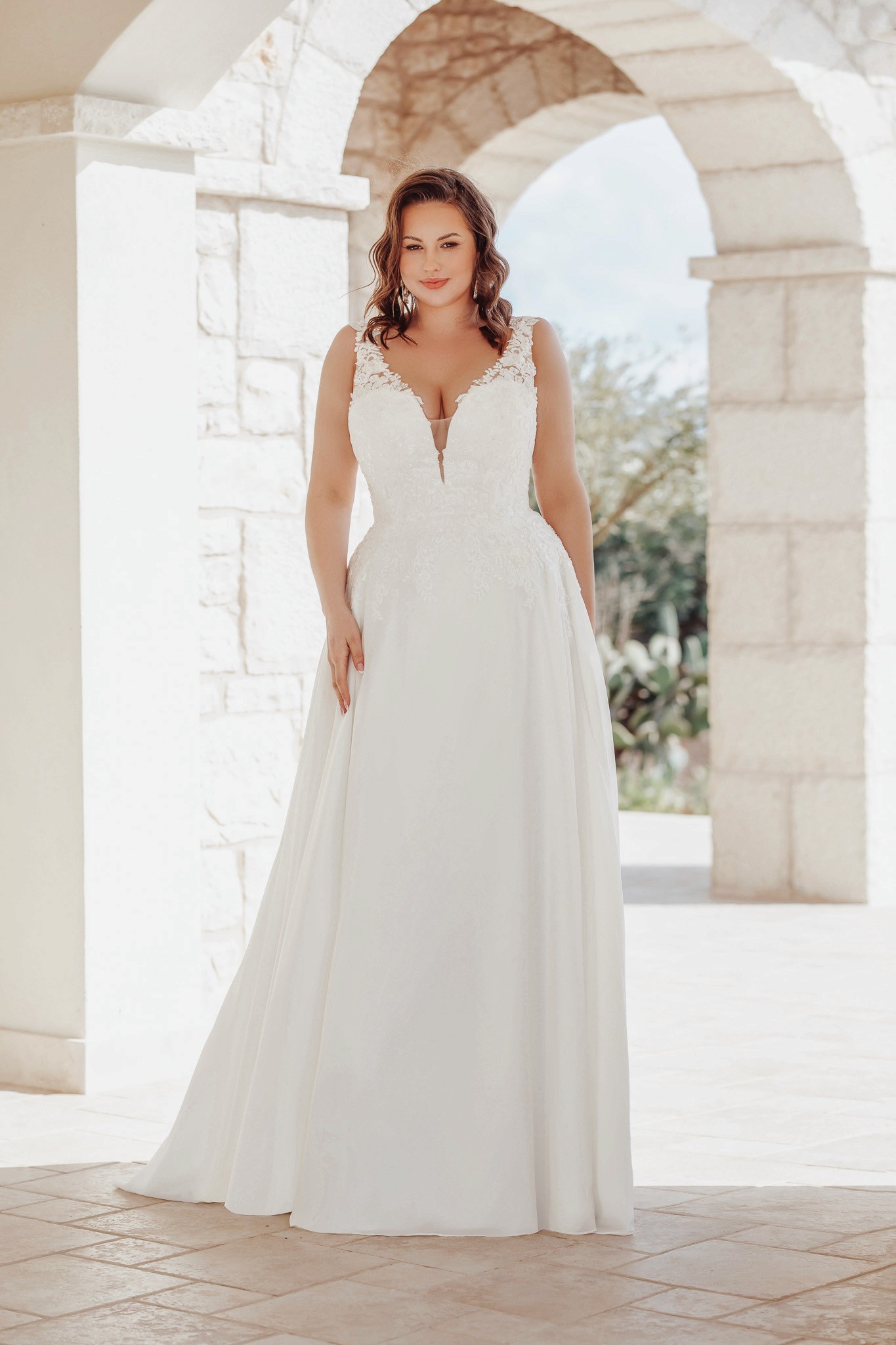 Elegantes Curvy Brautkleid mit fließendem Rock