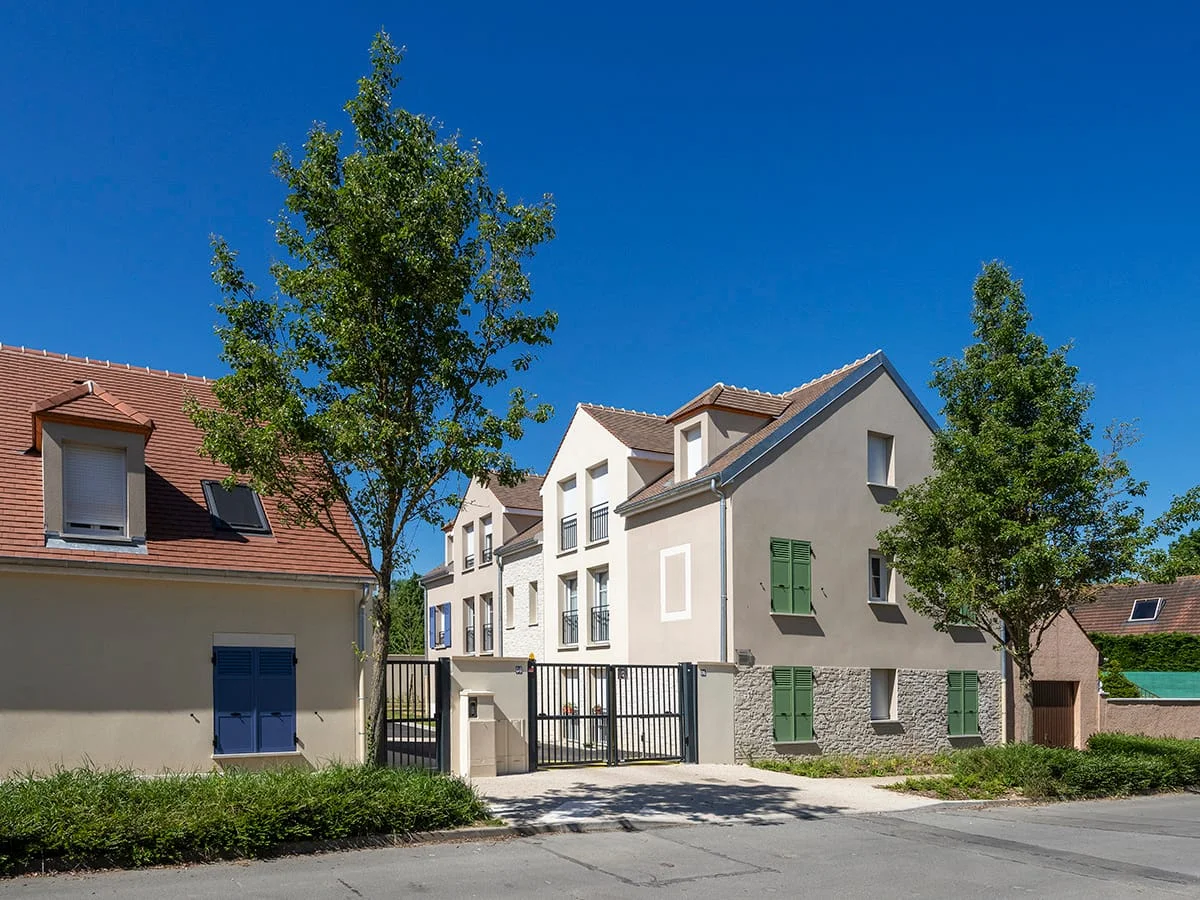 Maisons de ville neuves aux toits en tuiles, quartier résidentiel — photo immobilière à compiegne