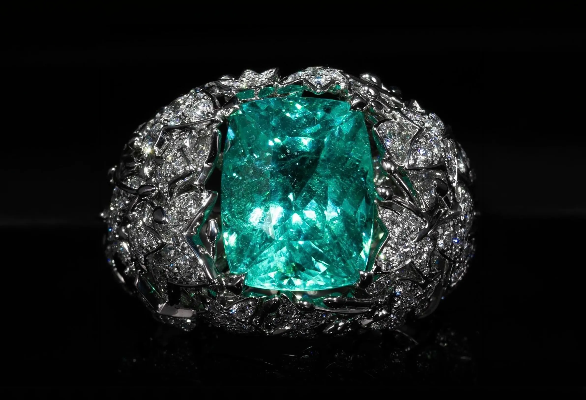 Bague Lierre Maison Édéenne pavée de diamants et tourmaline Paraïba centrale sur fond noir