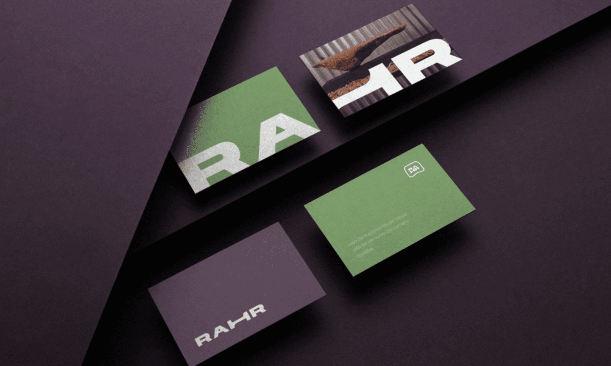 Imagem de cartões de visita da empresa RAHR nas cores roxo e verde.