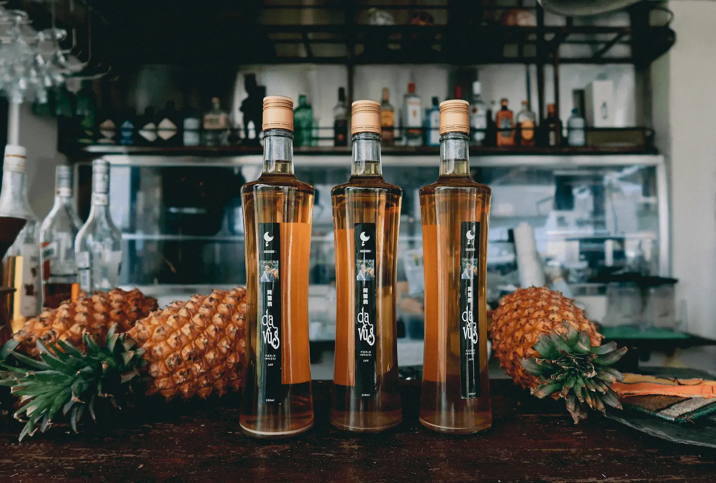 熱帶低氣壓 Low Pressure 的阿嬤小米酒放在餐廳