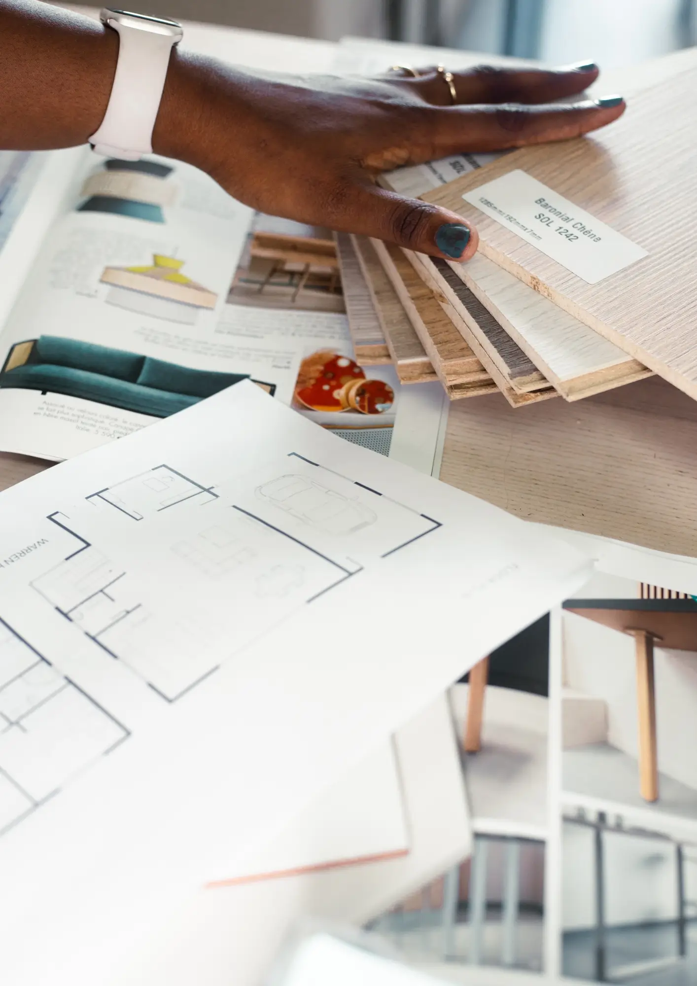 Une table recouverte de plan architecturaux.