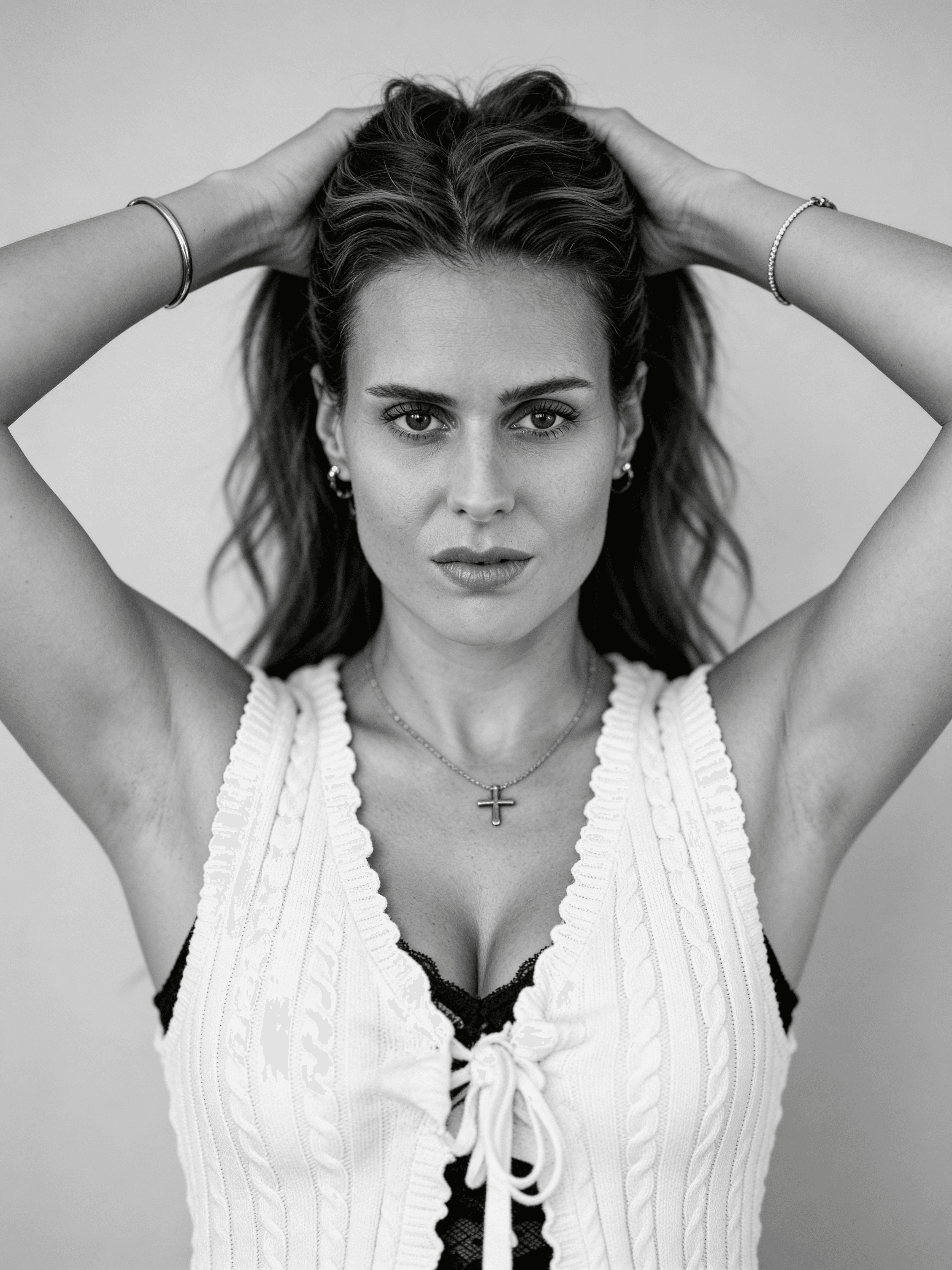 KI-Model mit natürlichem Make-up lächelt dezent vor beige Hintergrund, weiche Lichtführung betont Haut, Eleganz und minimalistischen Beauty-Look