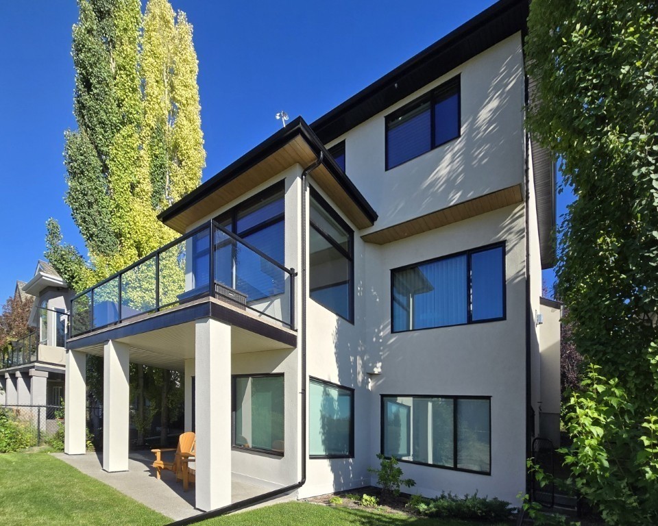 Image of KHD Homes luxury exterior design with spacious balcony and large windows surrounded by nature.