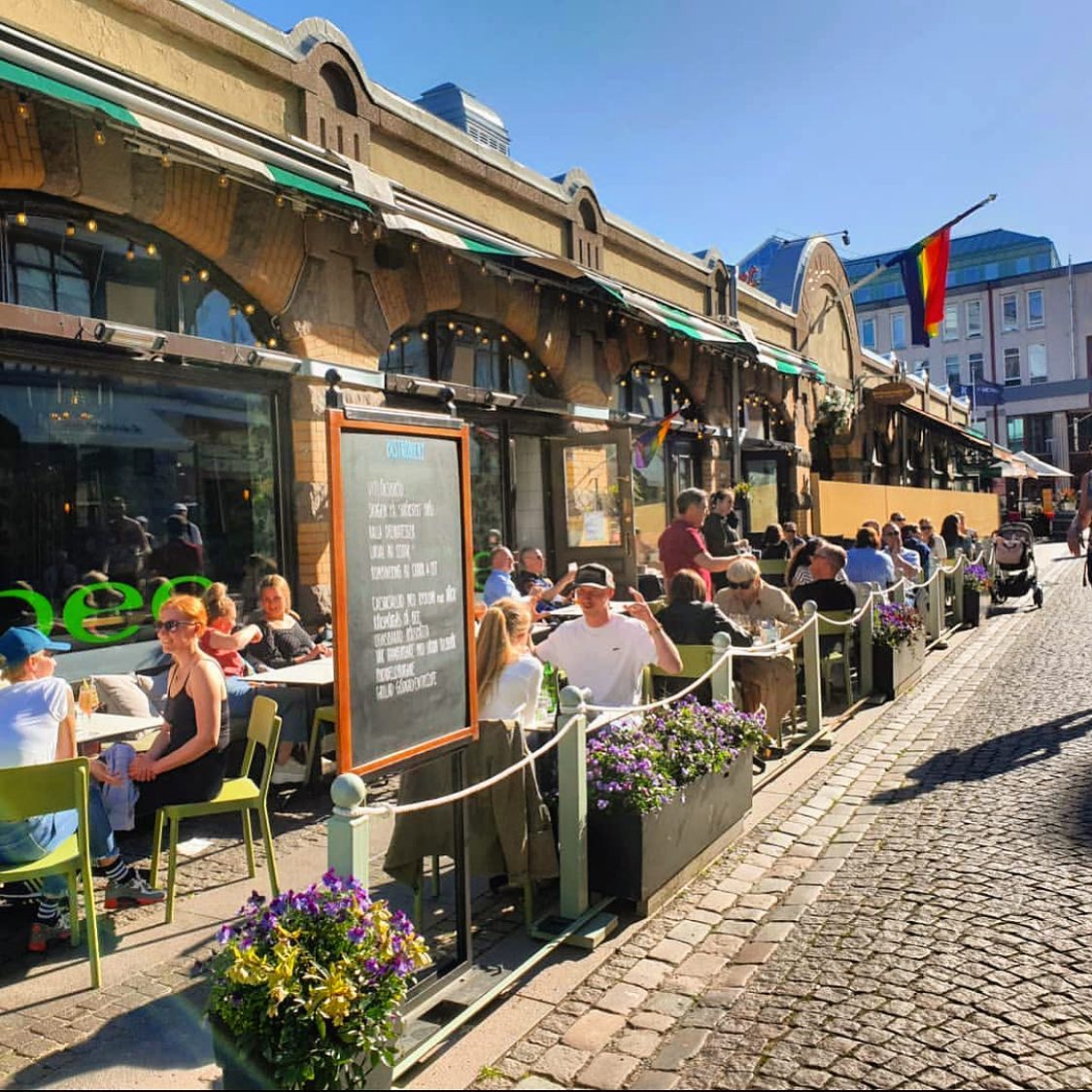 Bee bars uteservering fylld av gäster en sommardag.