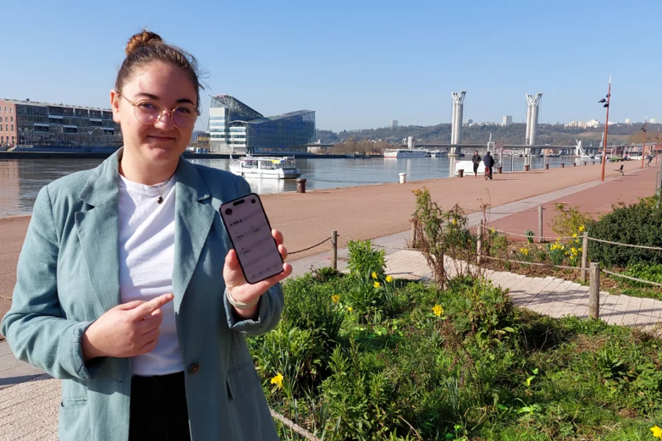 Estelle Henrion, fondatrice de Malo montre son application