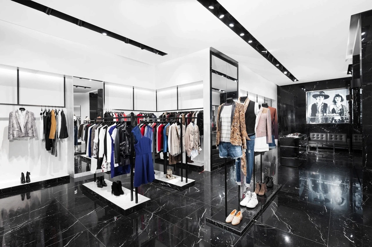 Intèrieur du magasin avec les présentoirs