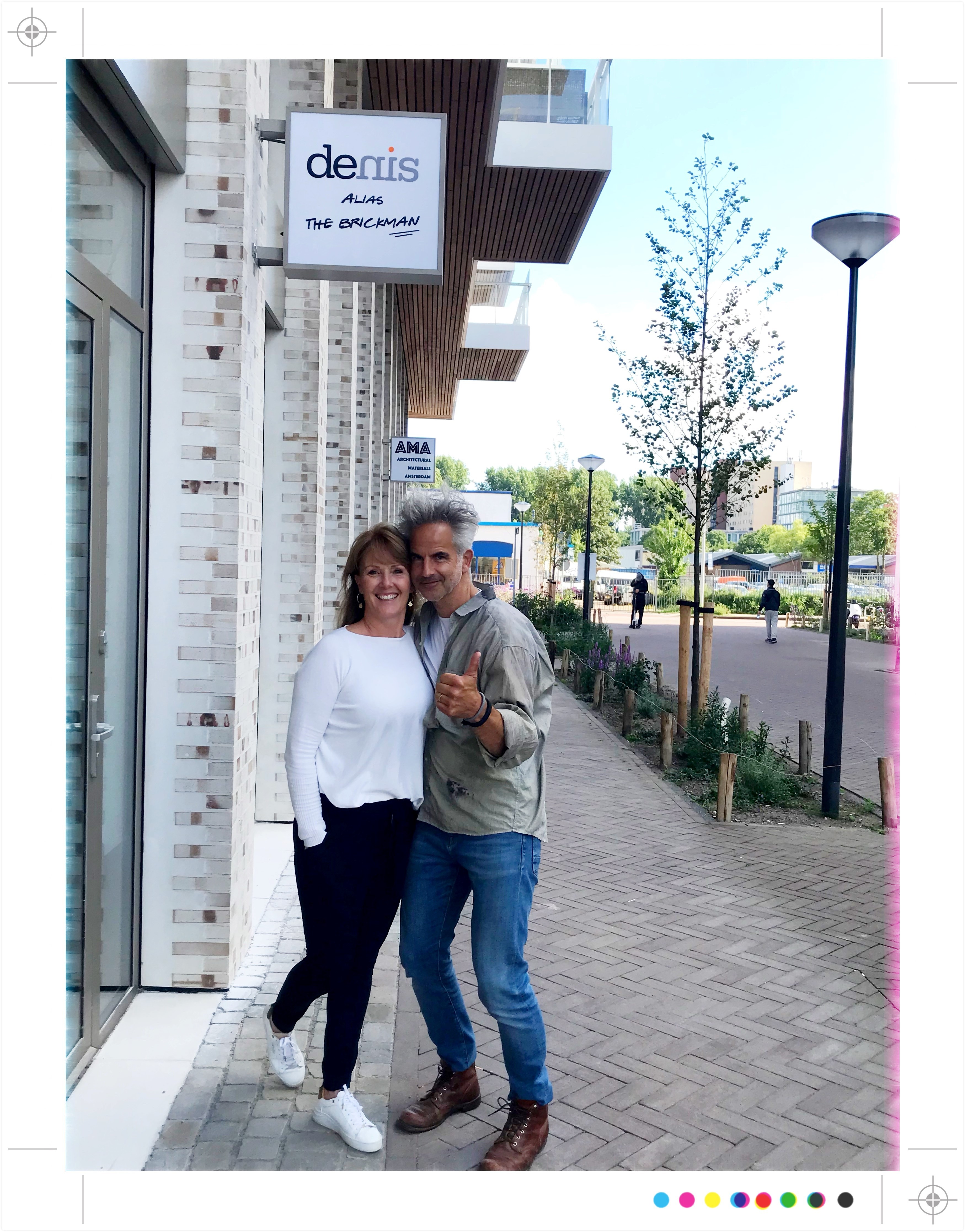 Een echtpaar staat voor een gebouw met de tekst "denis ALIAS THE BRICKMAN".