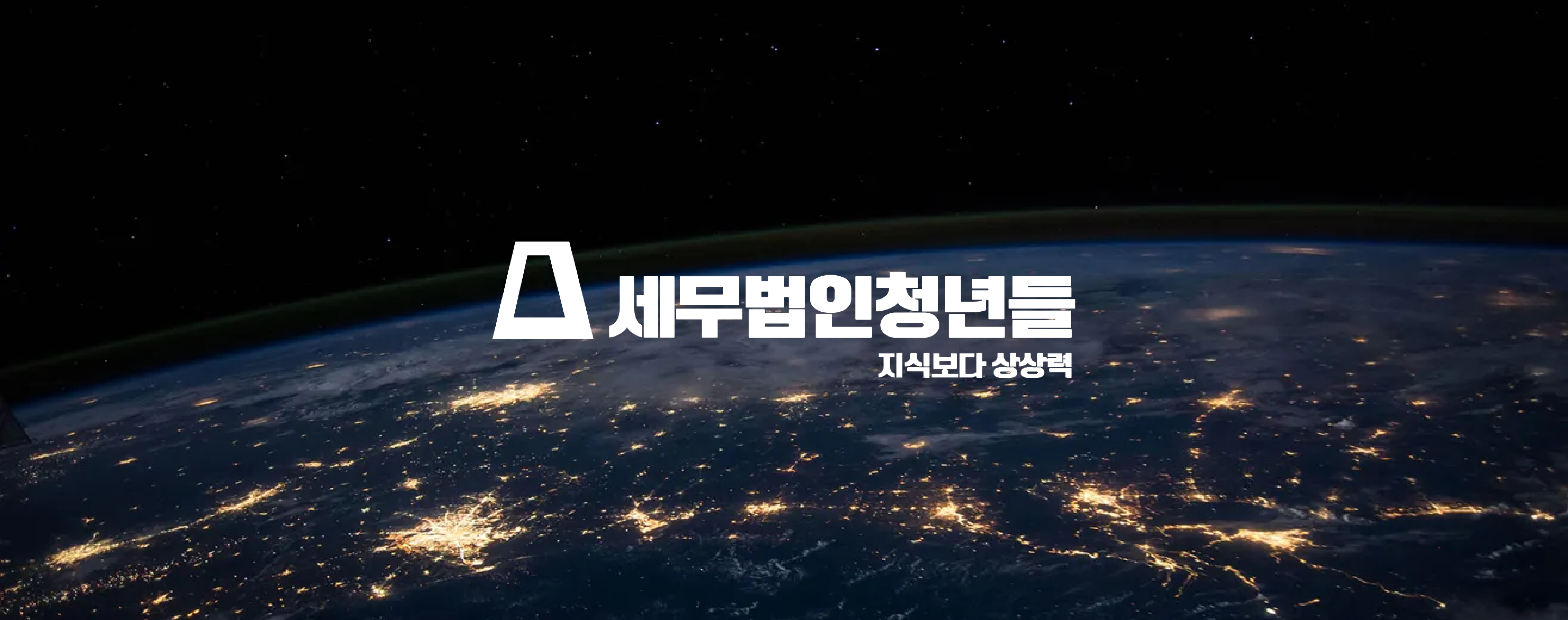 A small boat on the ocean at sunset.