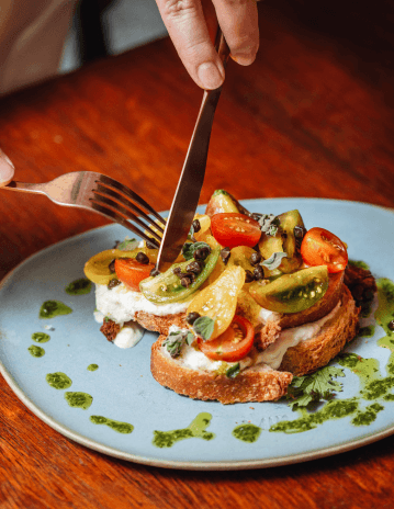 Sourdough toast with tomatoes, ricotta and pesto at Faire. Brunch & Drinks, Eixample