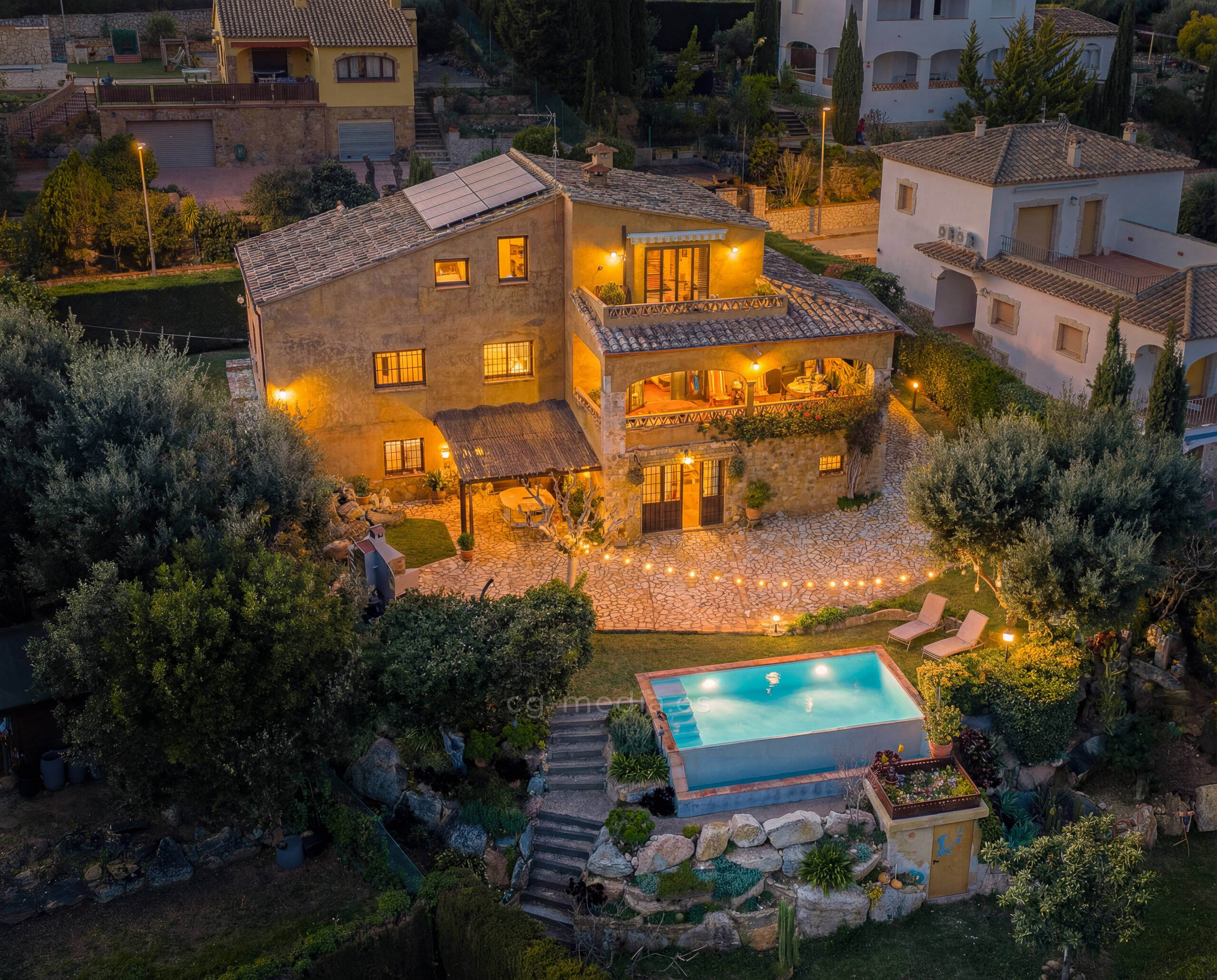 Villa de lujo con piscina privada y fachada moderna, fotografiada en un día soleado