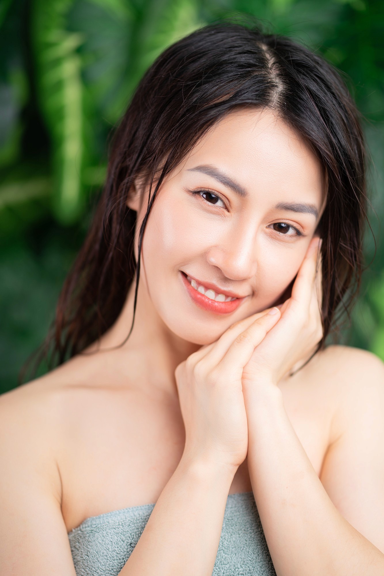 專業水光嫩膚及射頻膠原緊緻療程效果，展示女性透亮飽滿肌膚，適合暗瘡護理及深層清潔。