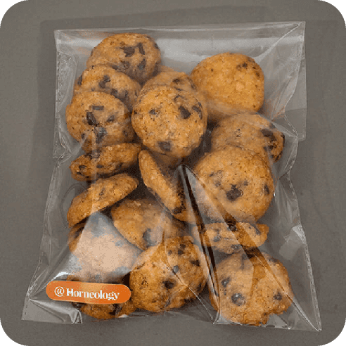 Galletas con chispas de chocolate oscuro en empaque transparente, ideales para acompañar con café.