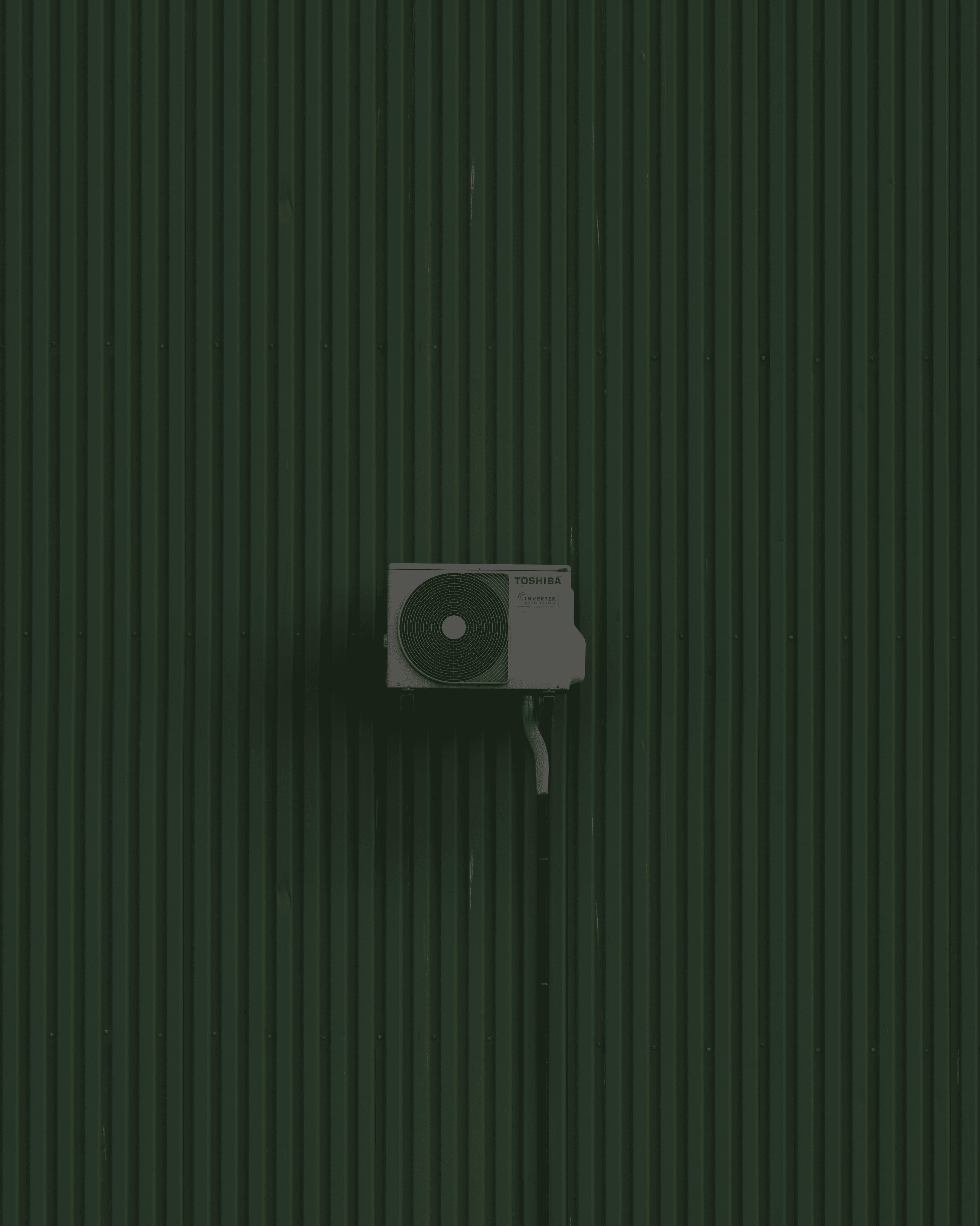 Värmepump monterad på husfasad i Västra Götaland