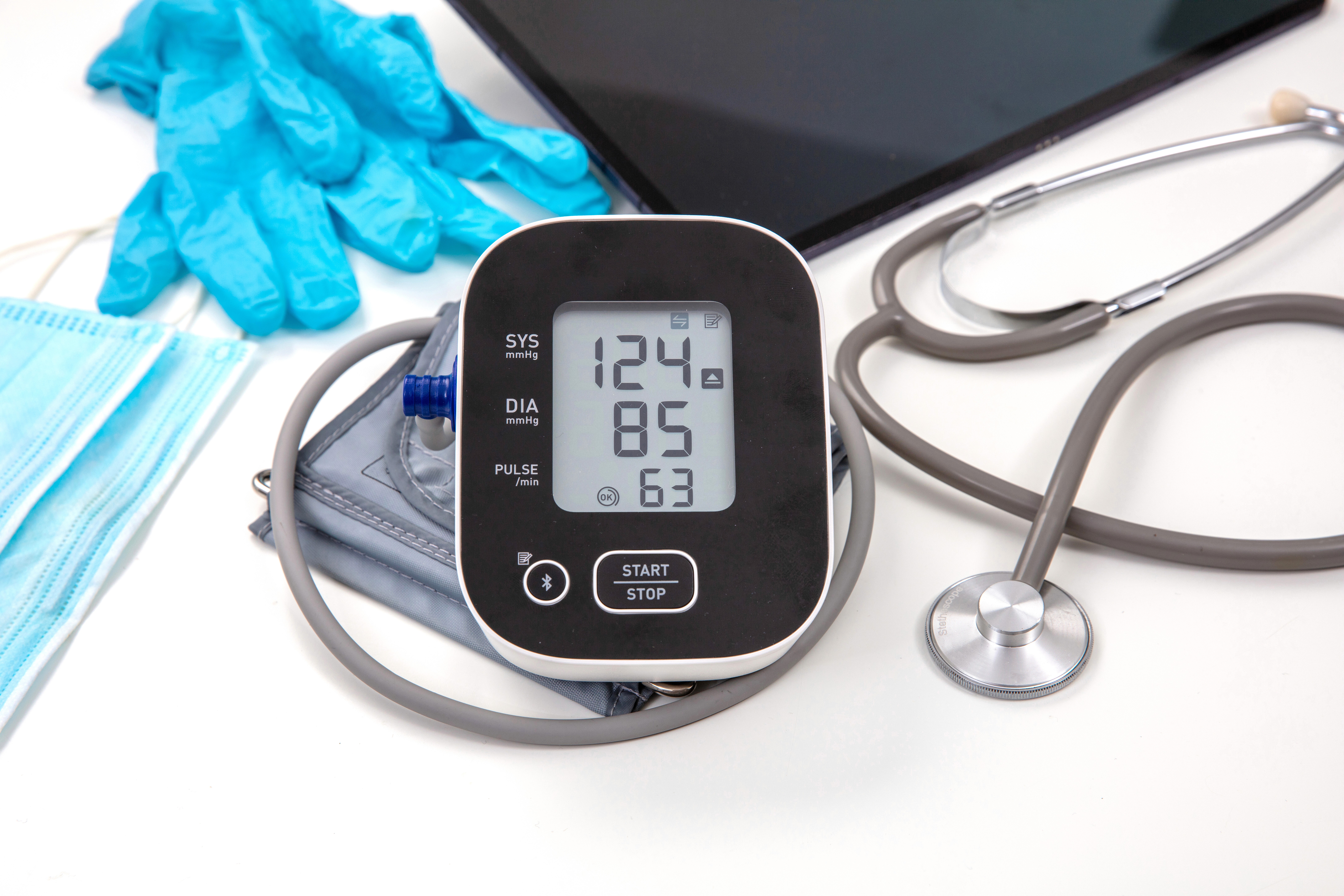 With the entry of Regulations (EU) 2017/745 (MDR) and 2017/746 (IVDR), new requirements have been introduced to ensure the safety and performance of medical devices in the European Union.