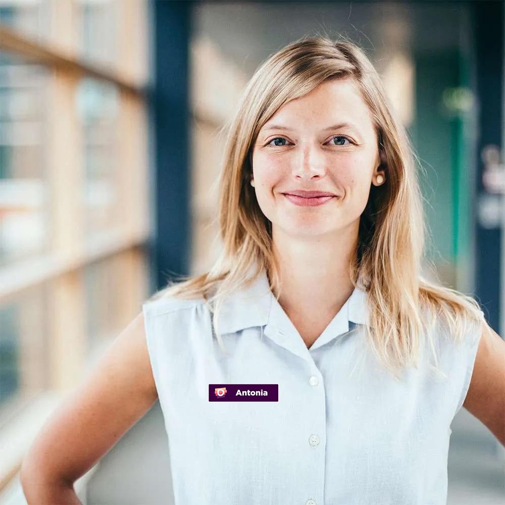 Porträt einer Mitarbeiterin von Consolmo mit Namenslabel Antonia