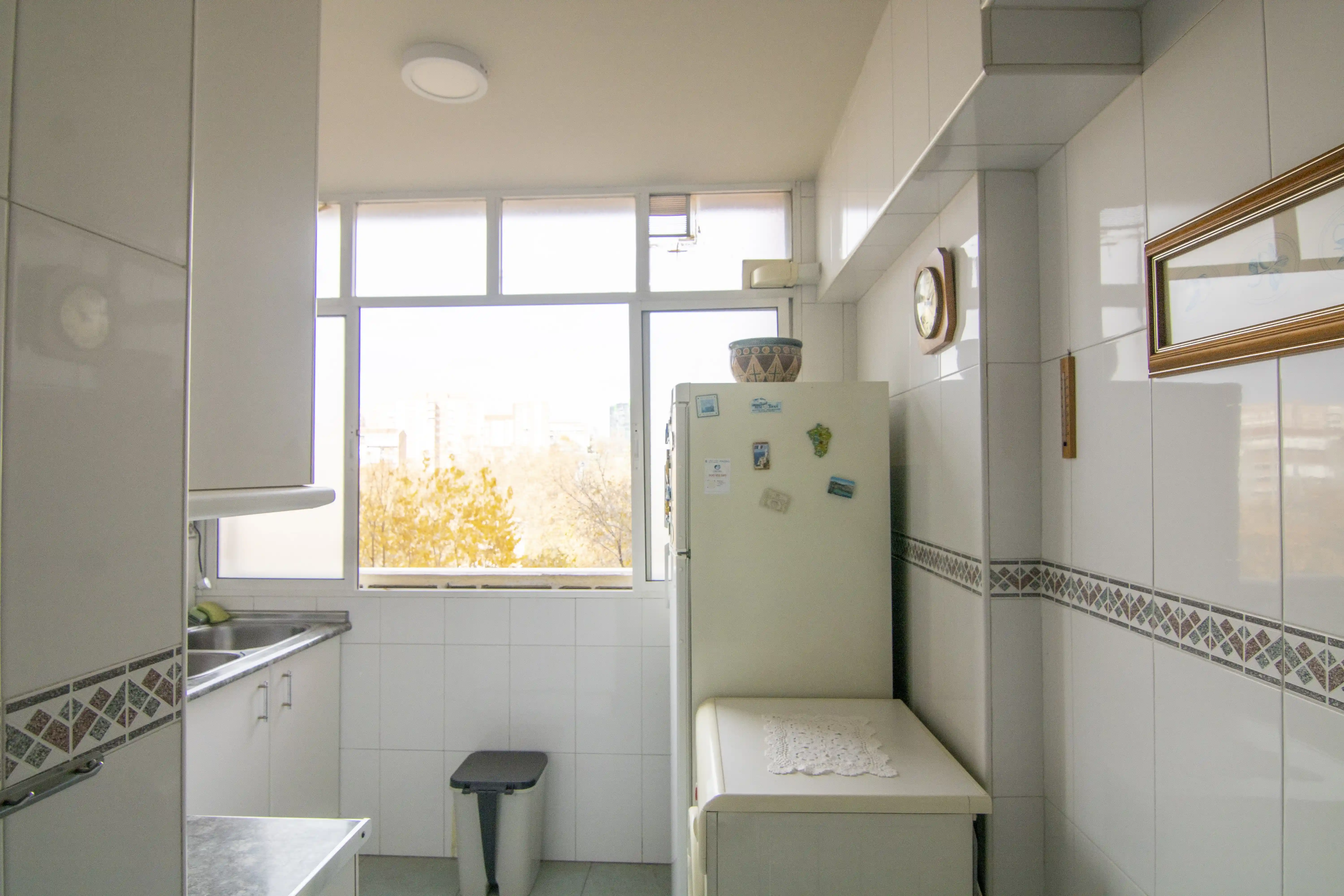 cocina-ventana-piso-en-pinar-del-rey