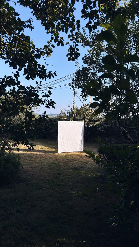 Imagen tendal aire al aire libre con una sábana blanca