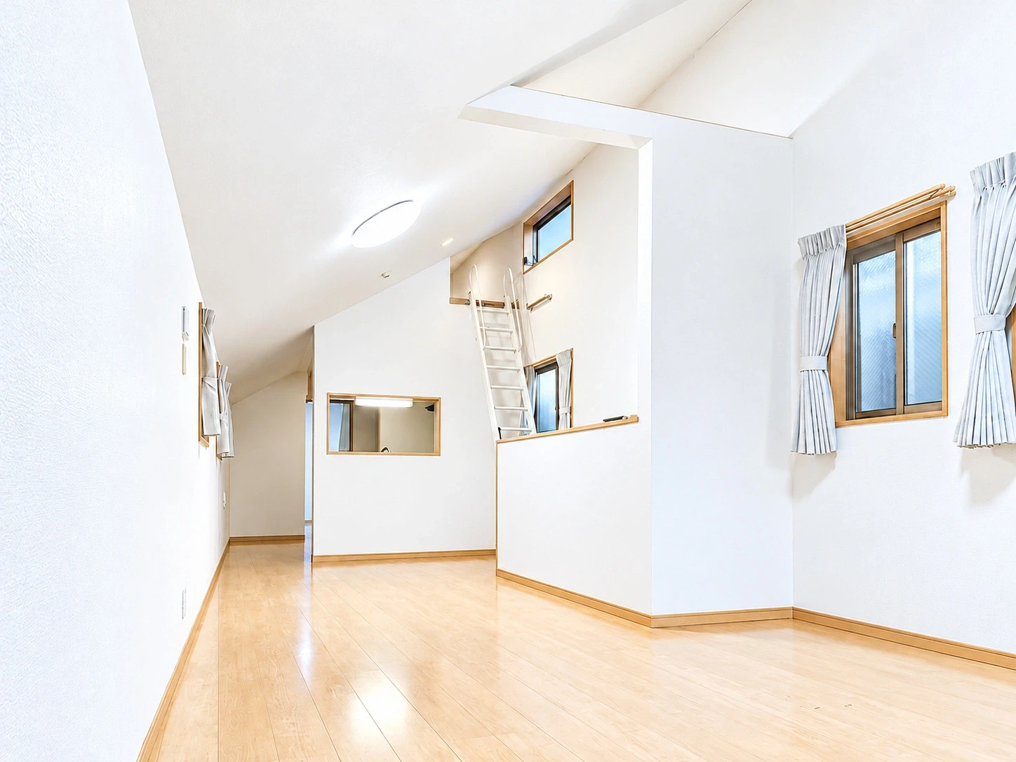 野方6HOUSEの2階LDK。勾配天井とキッチンへつながる開口。