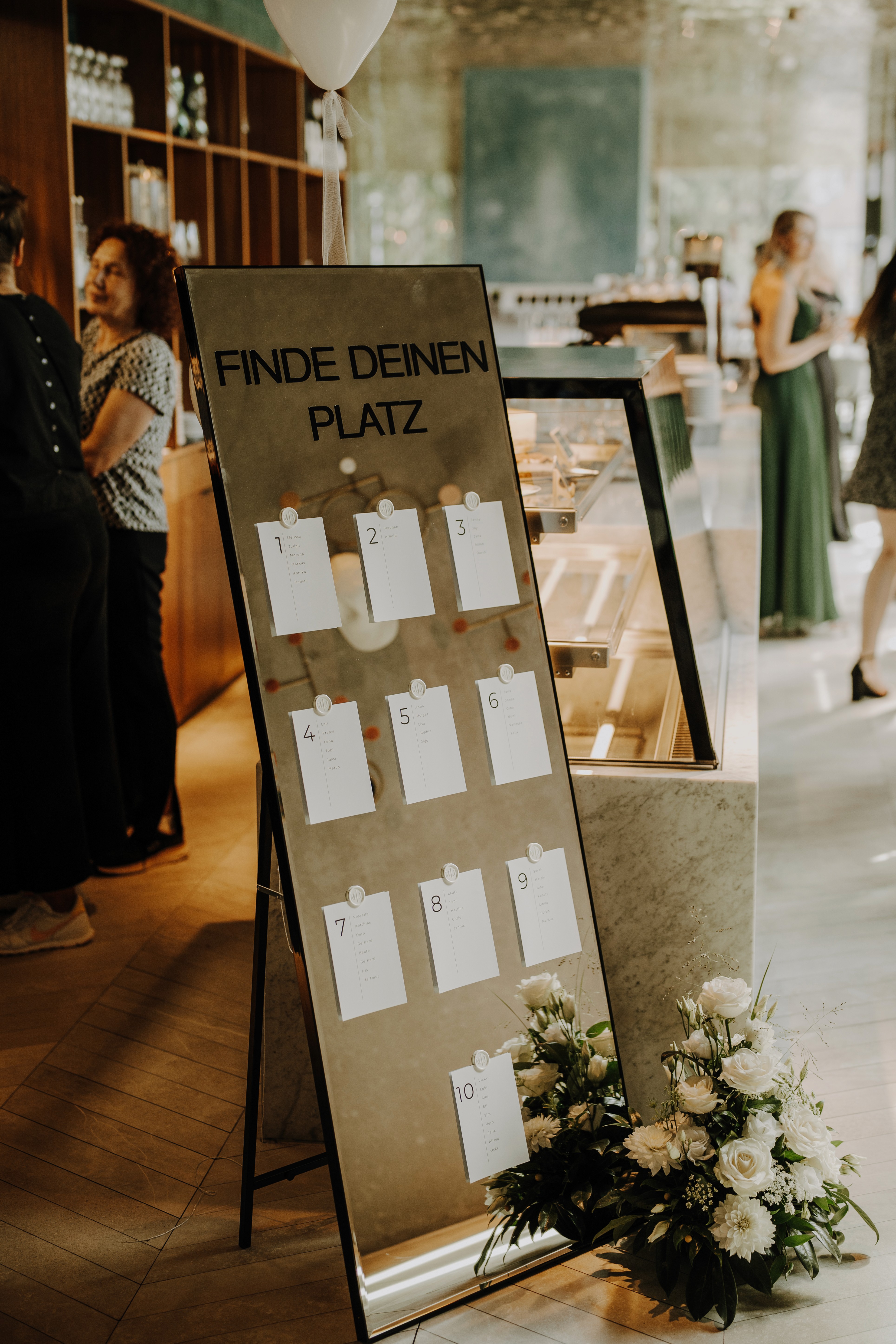 10. Dekorierter Hochzeitssitzplan im Innenraum – Detailaufnahme für Hochzeitsreportagen.