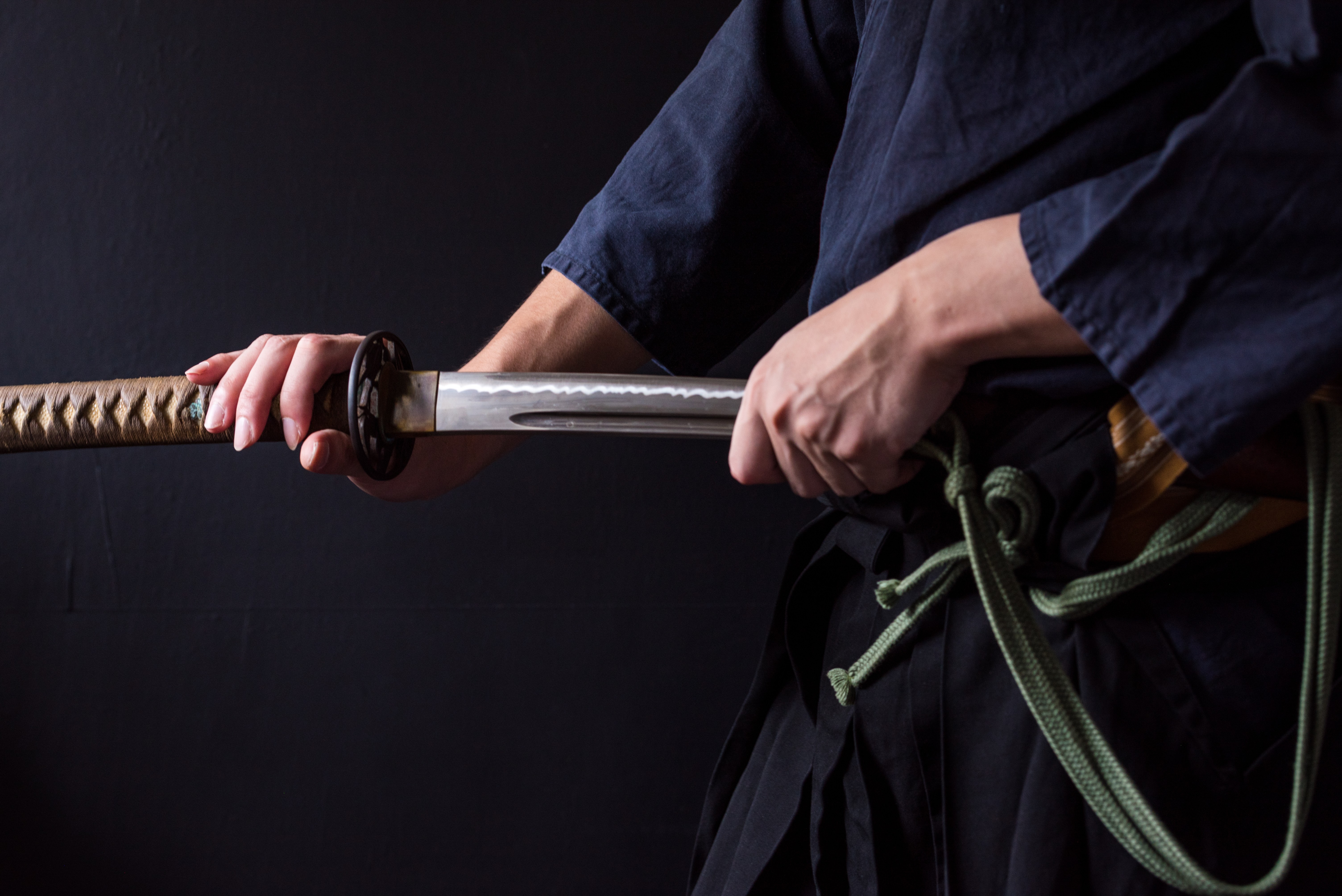 Pratiquant de Iaido dégainant un sabre japonais avec précision.