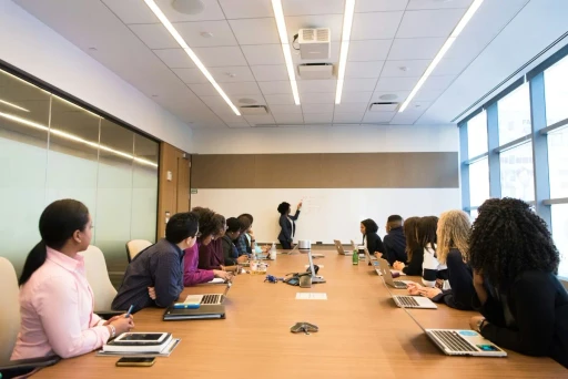 employés dans une salle de réunion